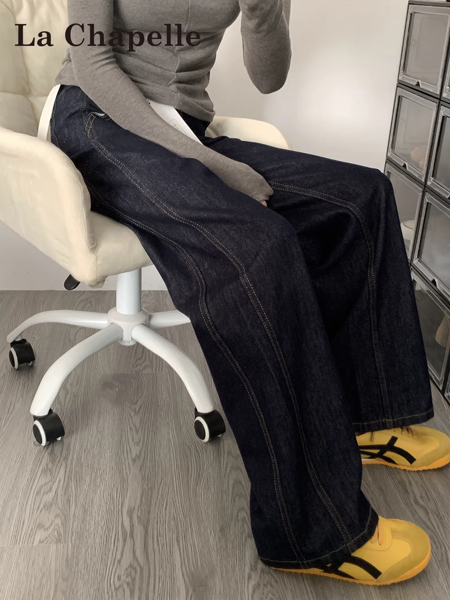 Quần jeans nữ La Chapelle màu xanh đậm, cạp cao, ống rộng, kiểu dáng mới Thu Đông 2025, phong cách Mỹ, dáng suông, chất liệu mềm mại.