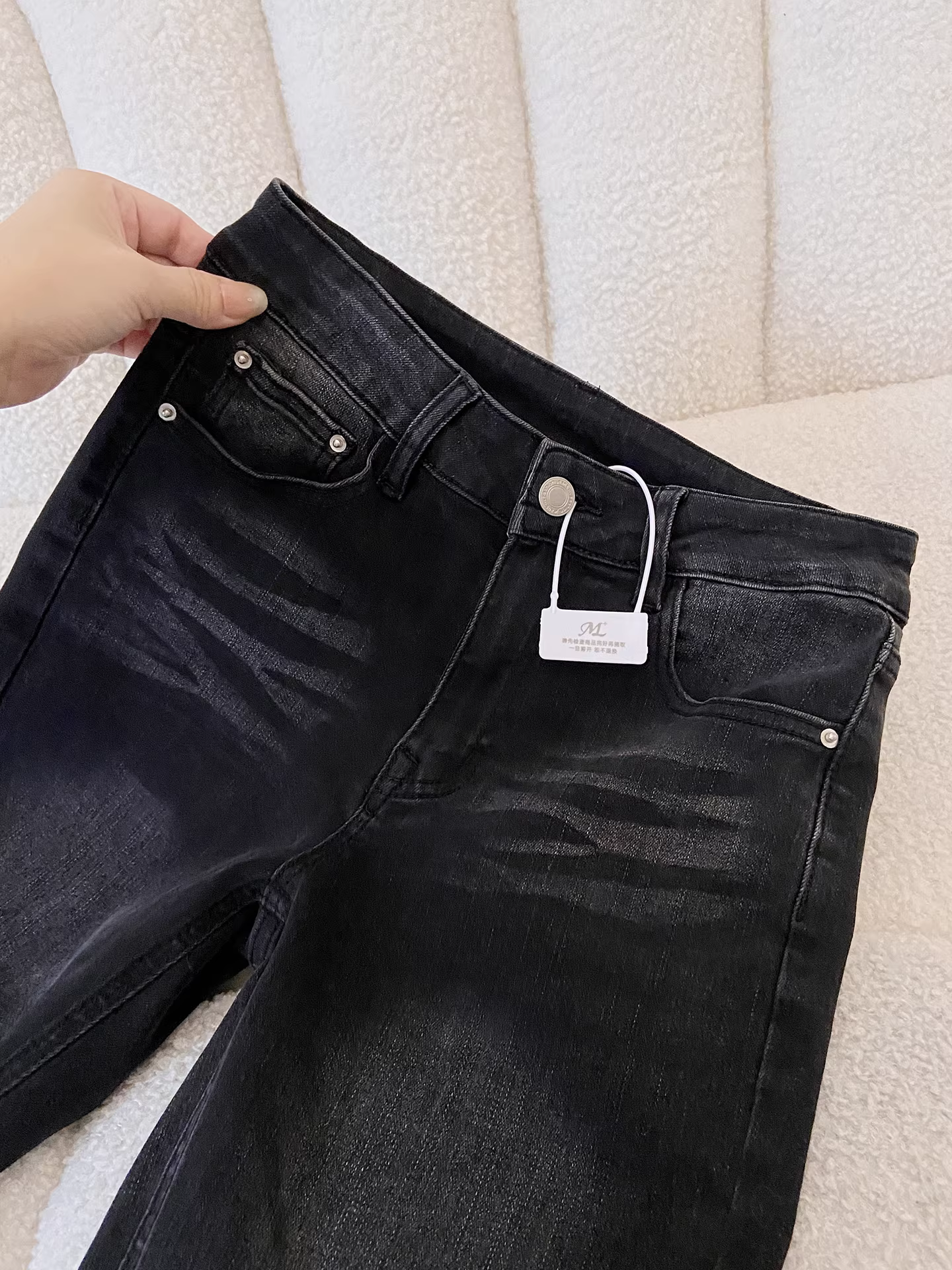 Quần jeans đen kiểu Mỹ dáng loe, phong cách vintage của La Chapelle dành cho nữ, mẫu mới thu đông 2025, cạp cao, không bó sát.