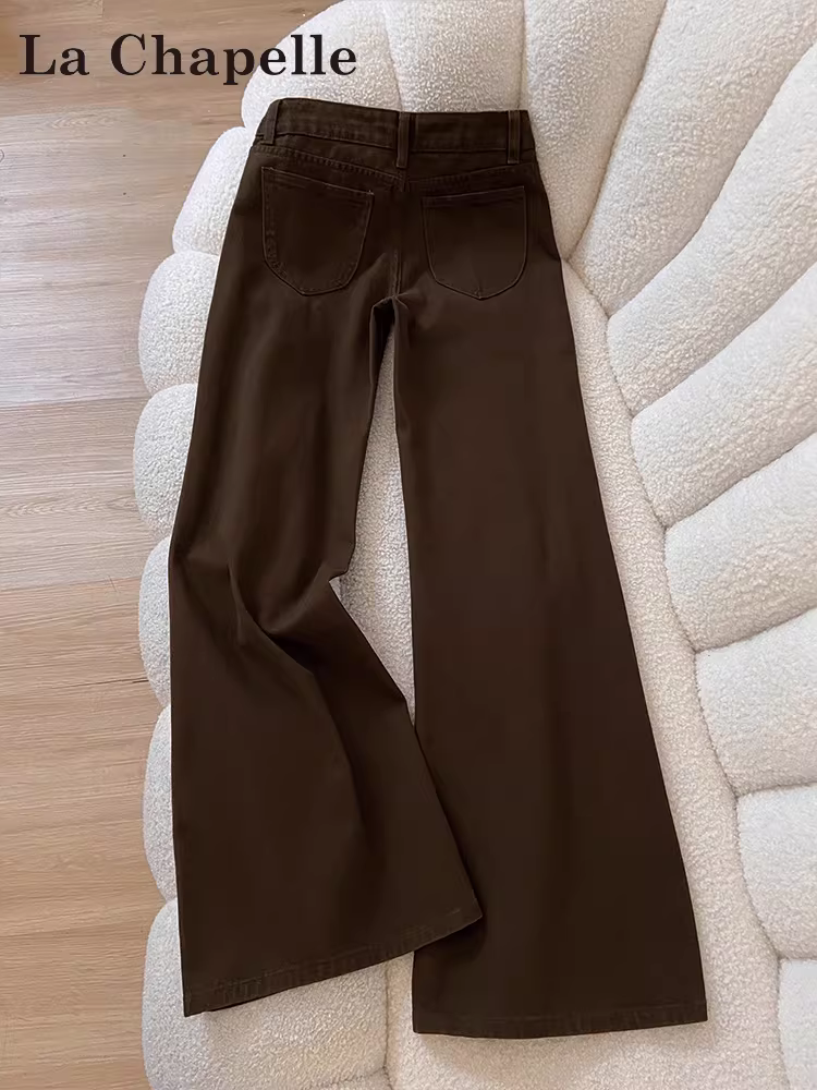 Quần jean nữ La Chapelle màu cà phê, lót lông cừu dày, dáng loe, kiểu mới mùa đông 2025, quần bootcut dáng nhỏ nhắn.