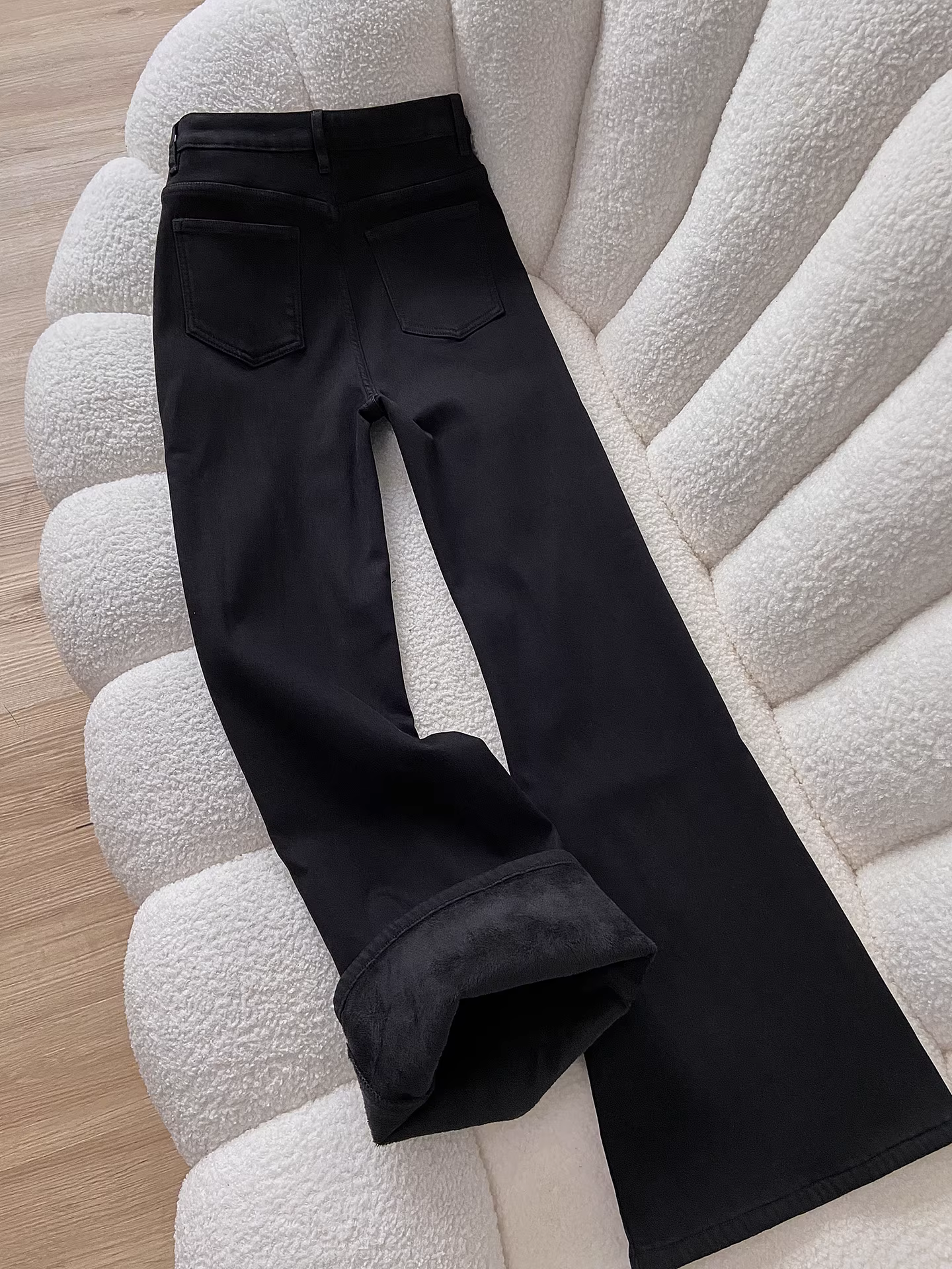 Quần jean nữ La Chapelle màu đen, chất liệu lông cừu, dáng loe, mùa thu đông 2025, cạp cao, tôn dáng, kiểu chuông.