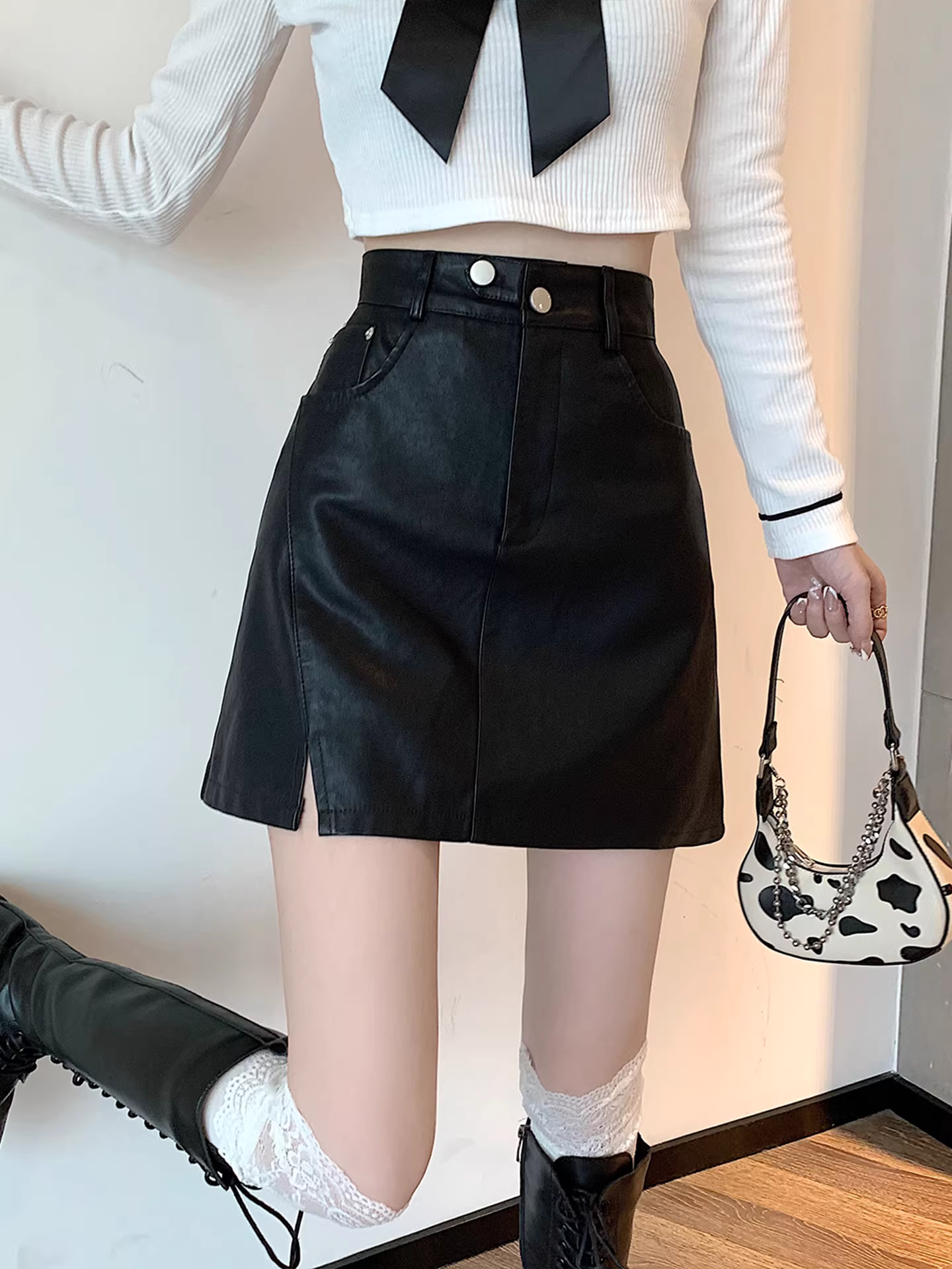 Chân váy da PU màu mơ La Chapelle dành cho nữ, mẫu mới thu đông 2025, cạp cao, dáng ôm, xẻ tà, kiểu A, mini.