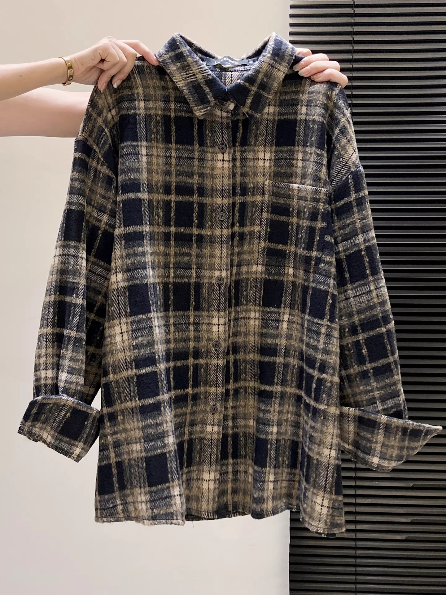 Áo sơ mi kẻ caro dày dặn La Chapelle tay dài dành cho nữ, mẫu mới thu đông 2025, kiểu dáng năng động, dễ phối đồ.