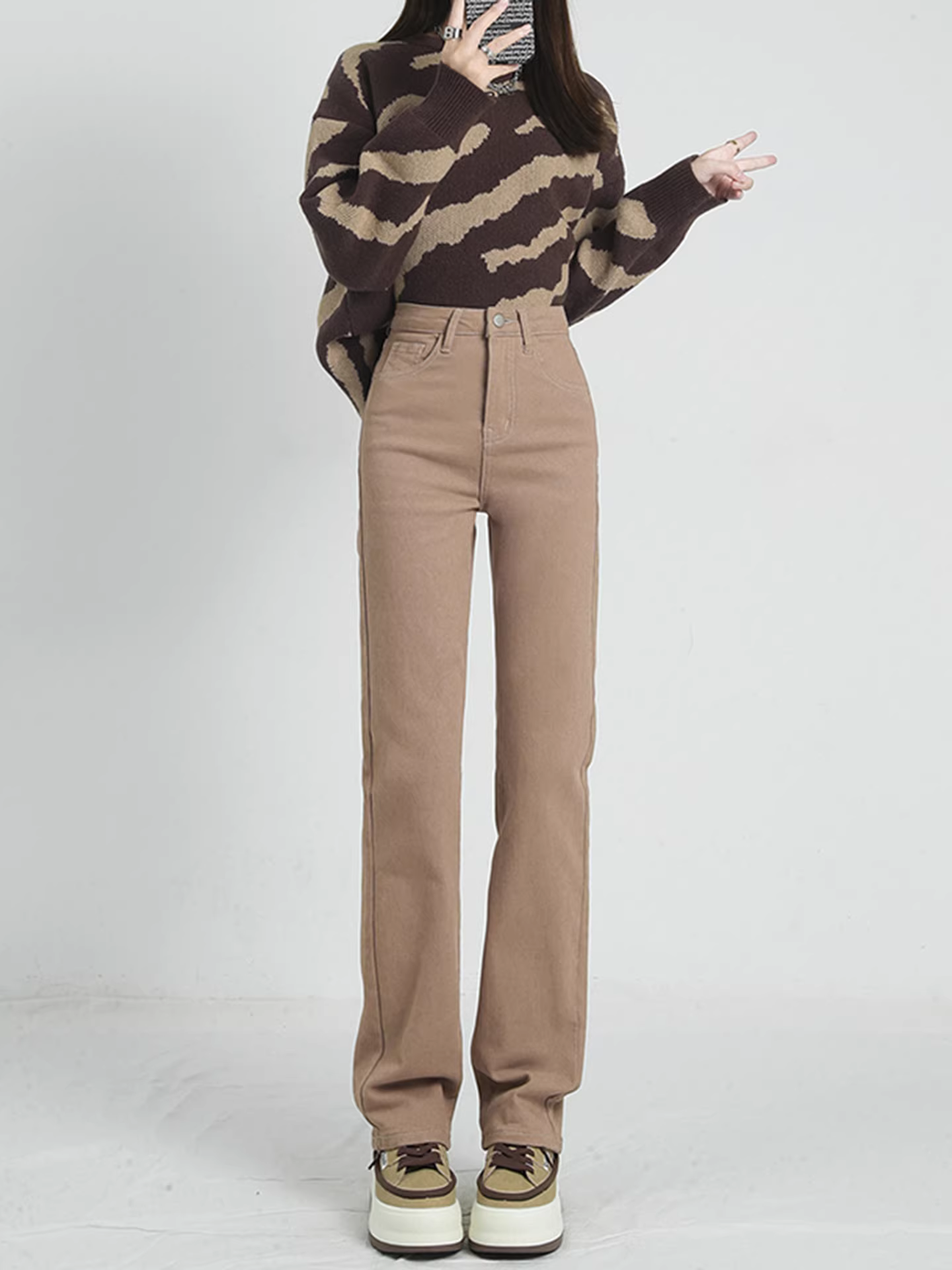 Quần jeans La Chapelle màu kaki dáng ôm thẳng dành cho nữ, mẫu mới thu đông 2025, cạp cao, kiểu dáng nhỏ nhắn.