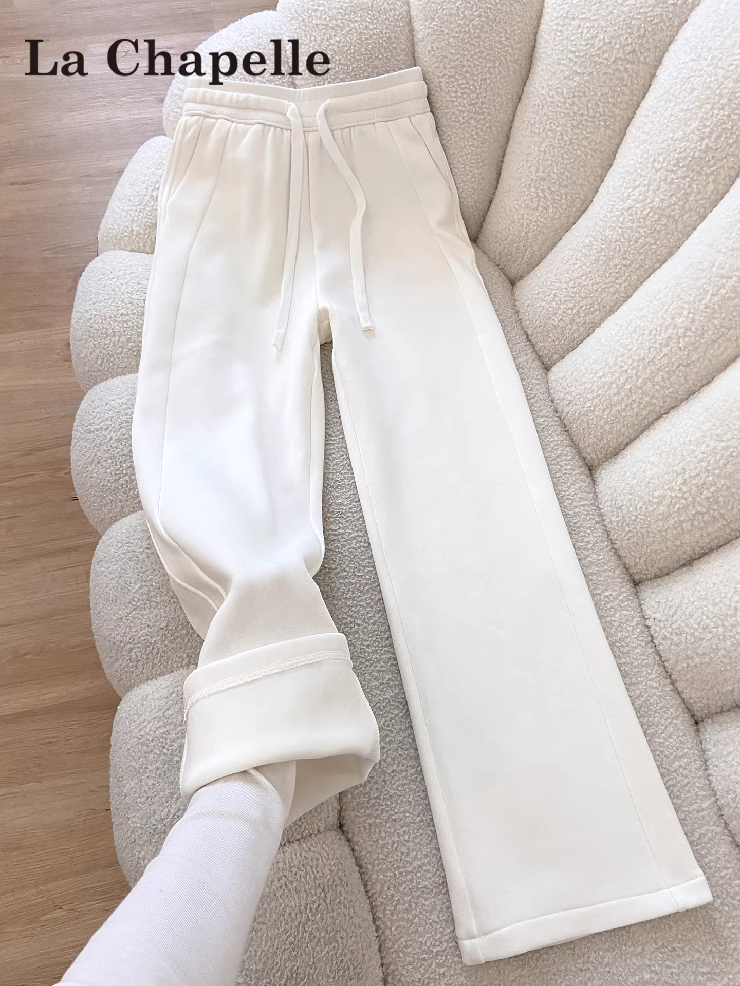Quần âu nữ La Chapelle chất liệu lông cừu trắng dày dặn, ống rộng, kiểu dáng xuông, cạp cao, có dây rút, mùa thu đông 2025 mới