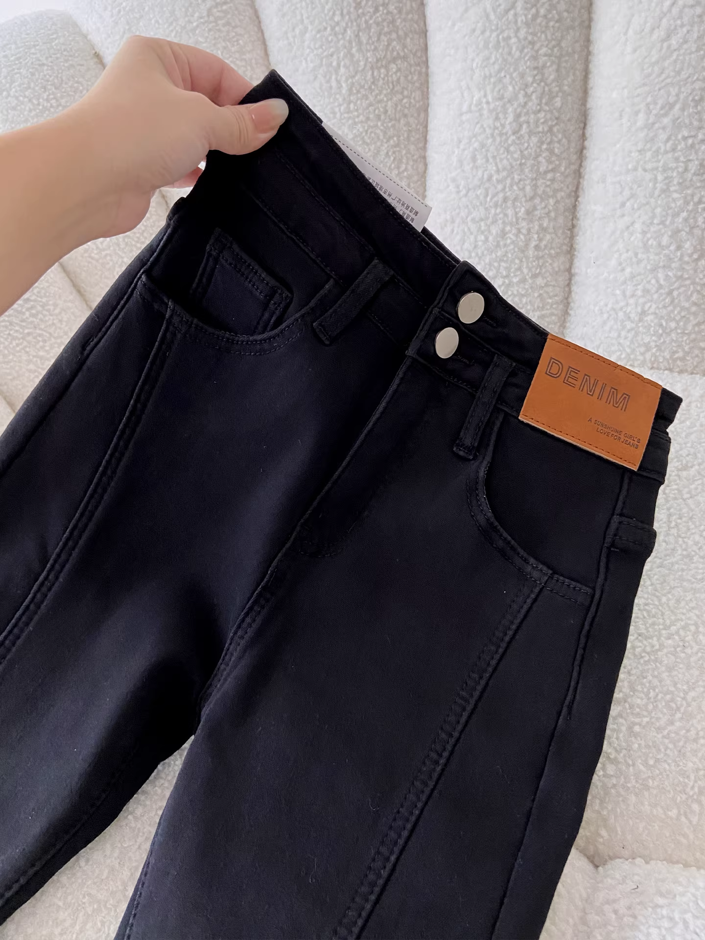 Quần jeans xẻ tà lót lông La Chapelle dành cho nữ, mẫu mới thu đông 2025, cạp cao, tôn dáng, không bó sát.