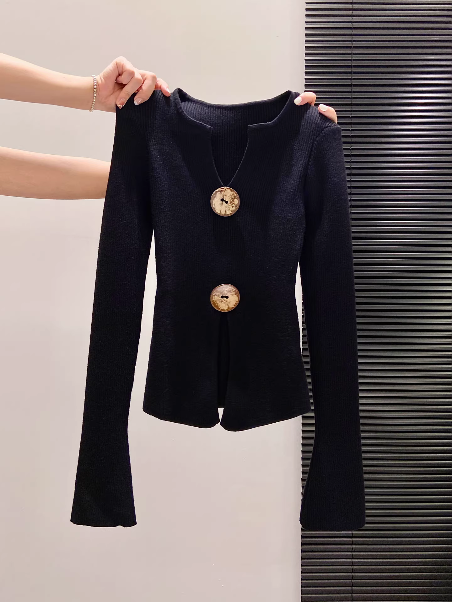 Áo len đen dài tay La Chapelle dành cho nữ, thu đông 2025, kiểu ôm sát, có đường xẻ tà ở dưới.