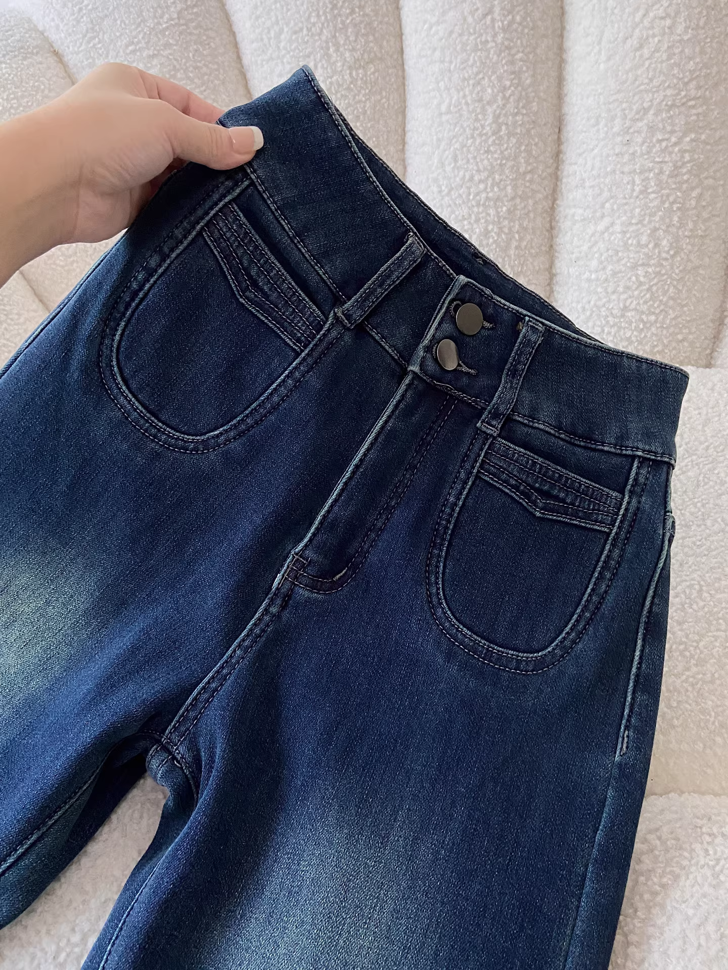 Quần jeans ống loe lót lông cừu La Chapelle dành cho nữ, mẫu mới thu đông 2025, dày dặn, cạp cao, ôm dáng, không bó sát.