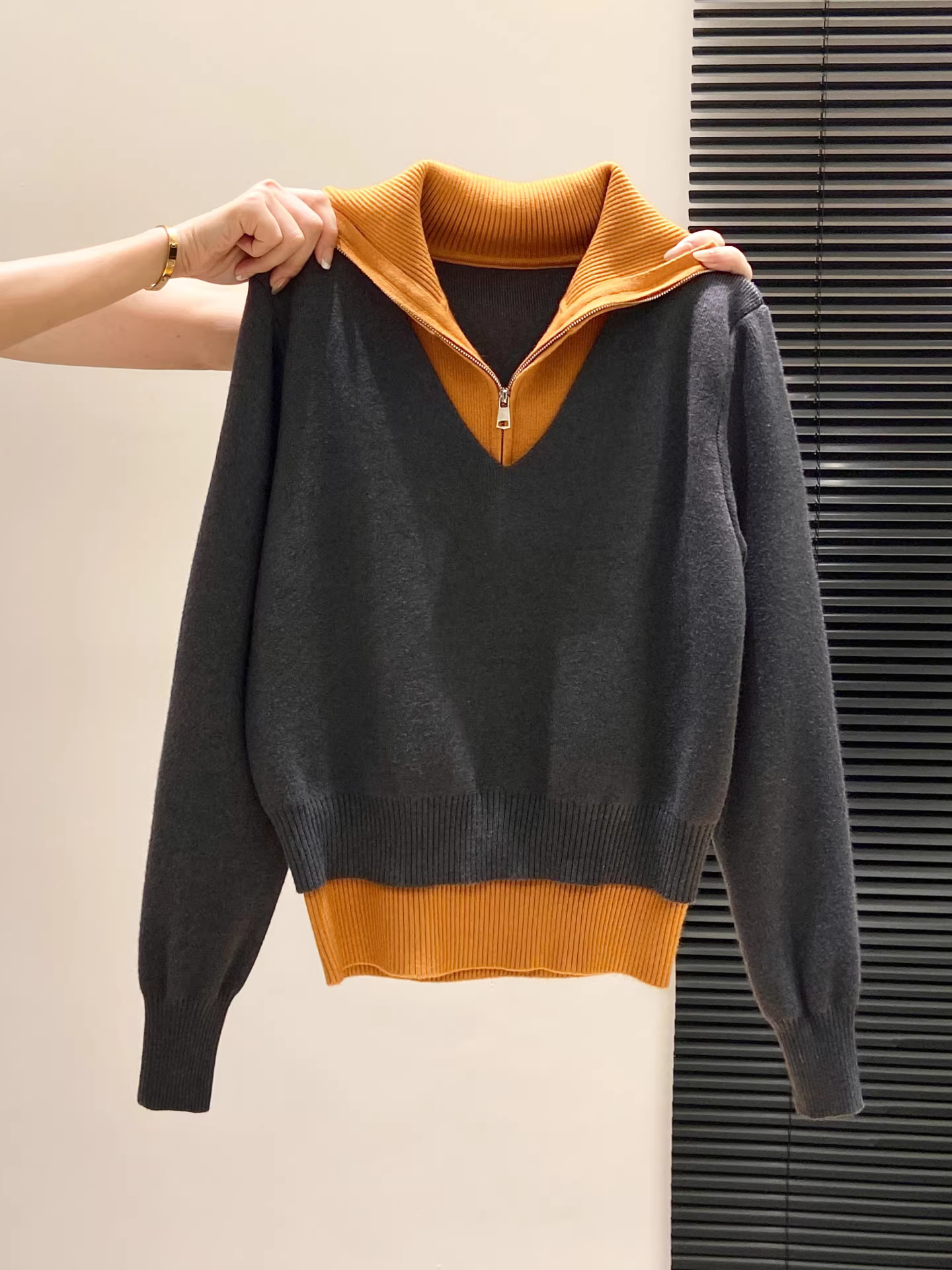 Áo len dệt kim cổ polo phối màu cà phê La Chapelle dành cho nữ, mẫu mới thu đông 2025, kiểu áo hai lớp giả.