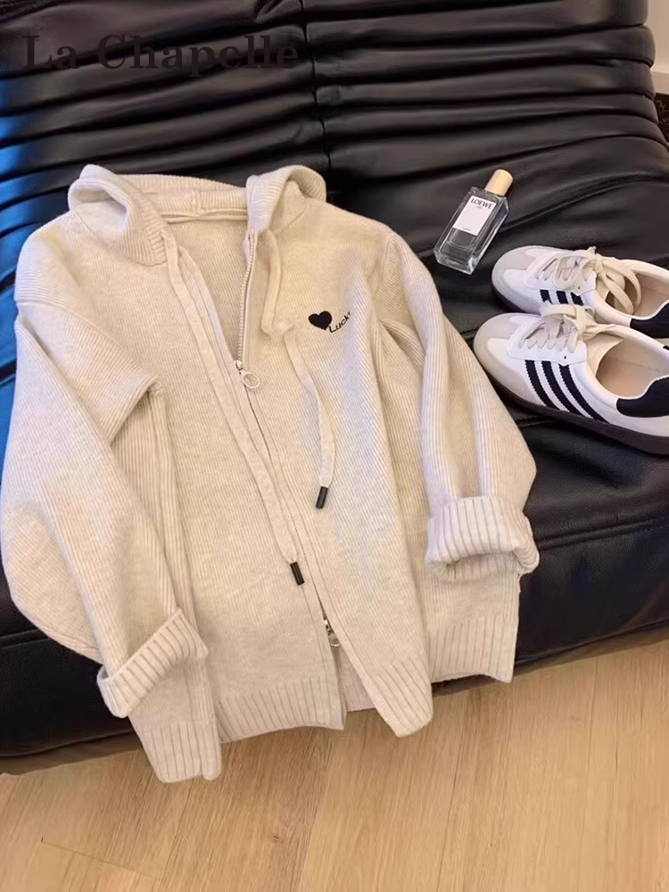 Áo khoác len dáng rộng có mũ La Chapelle dành cho nữ, mẫu mới thu đông 2025, phong cách lười biếng, thêu họa tiết, chất liệu dệt kim