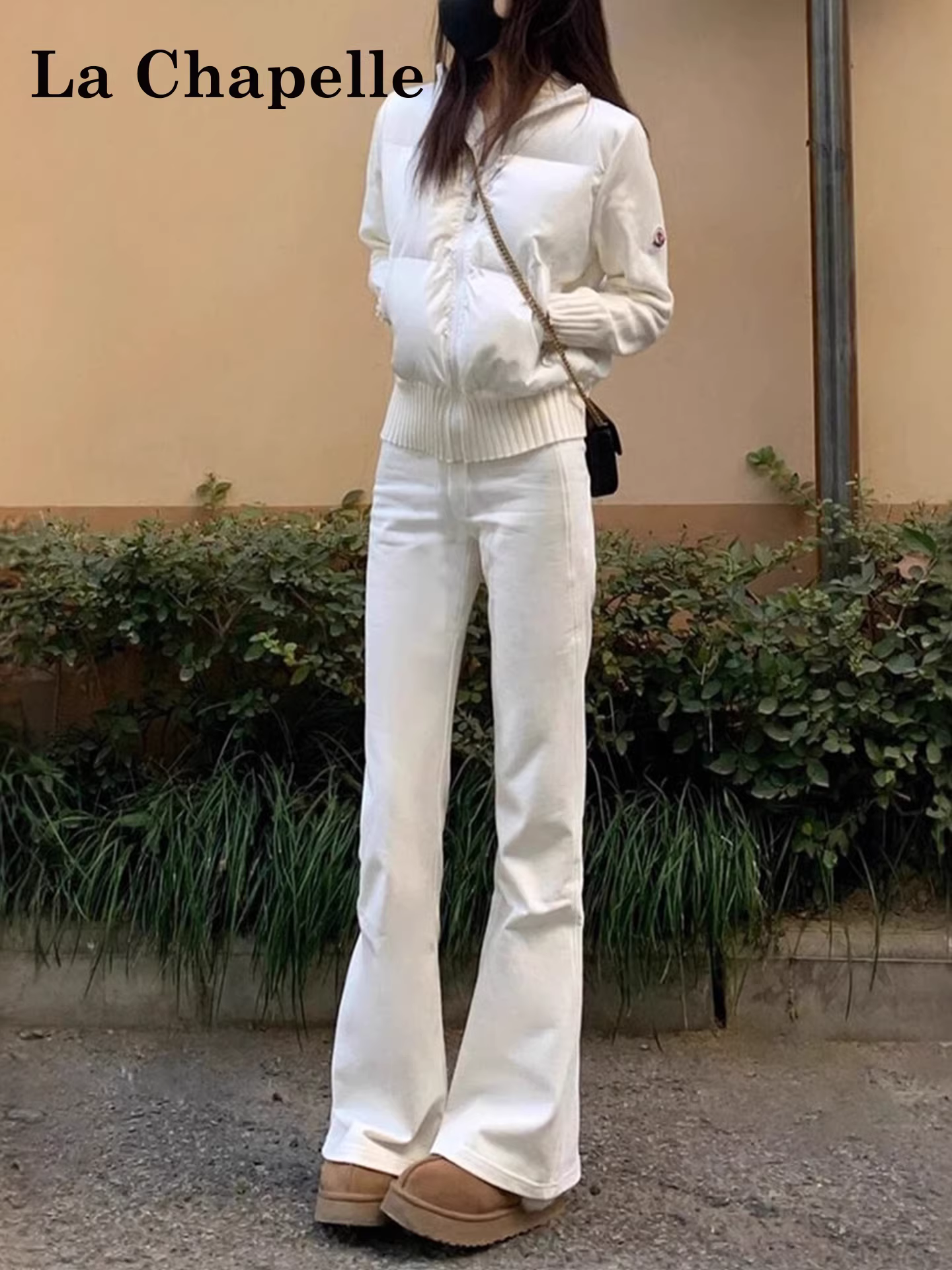 Quần jeans La Chapelle màu trắng, dáng ôm, xòe nhẹ dành cho nữ, mẫu mới thu đông 2025, cạp cao, ôm dáng, ống chuông.