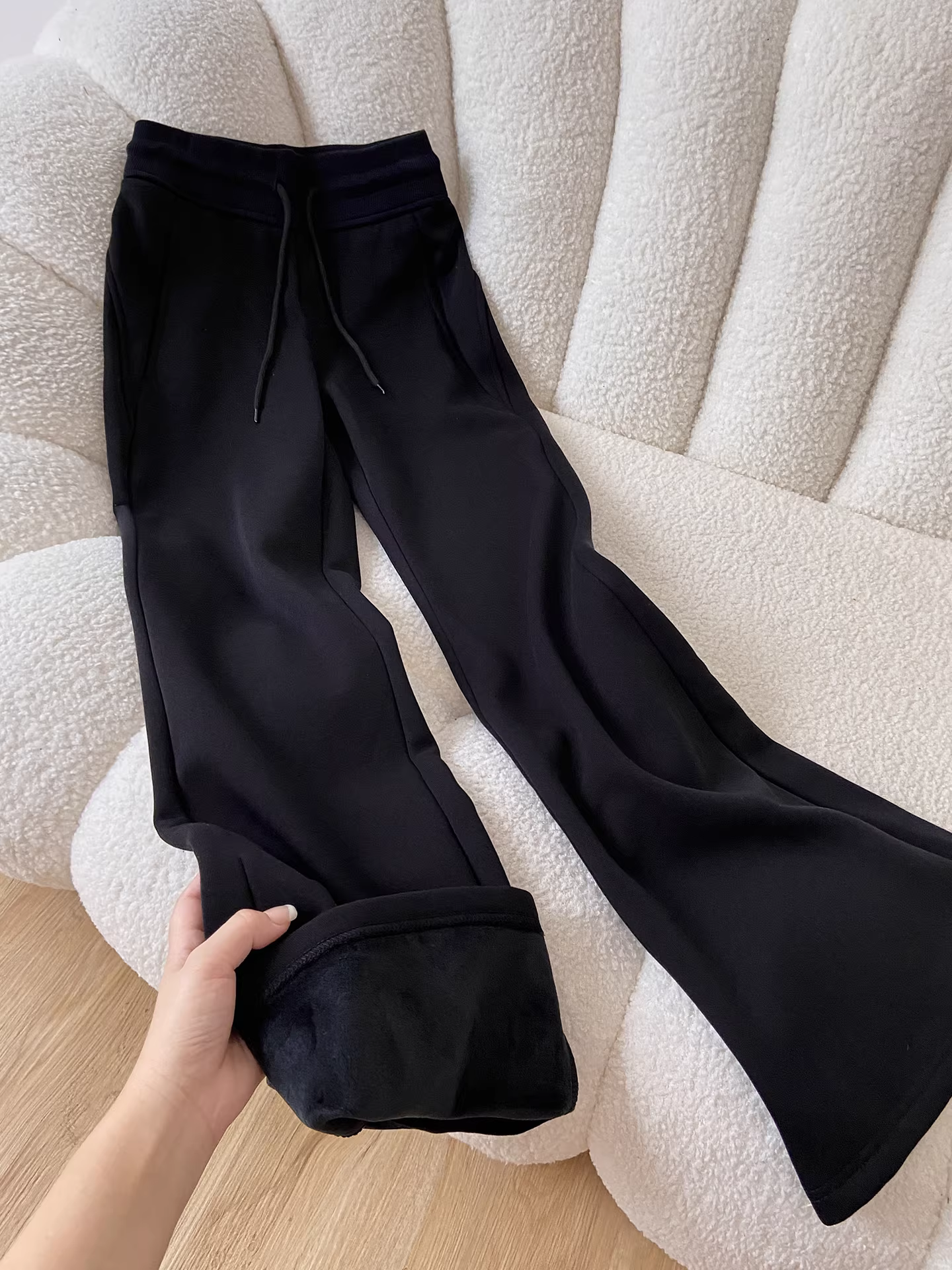 Quần thể thao ống loe dáng ôm, lót lông cừu đen La Chapelle dành cho nữ, mẫu mới thu đông 2025, cạp cao