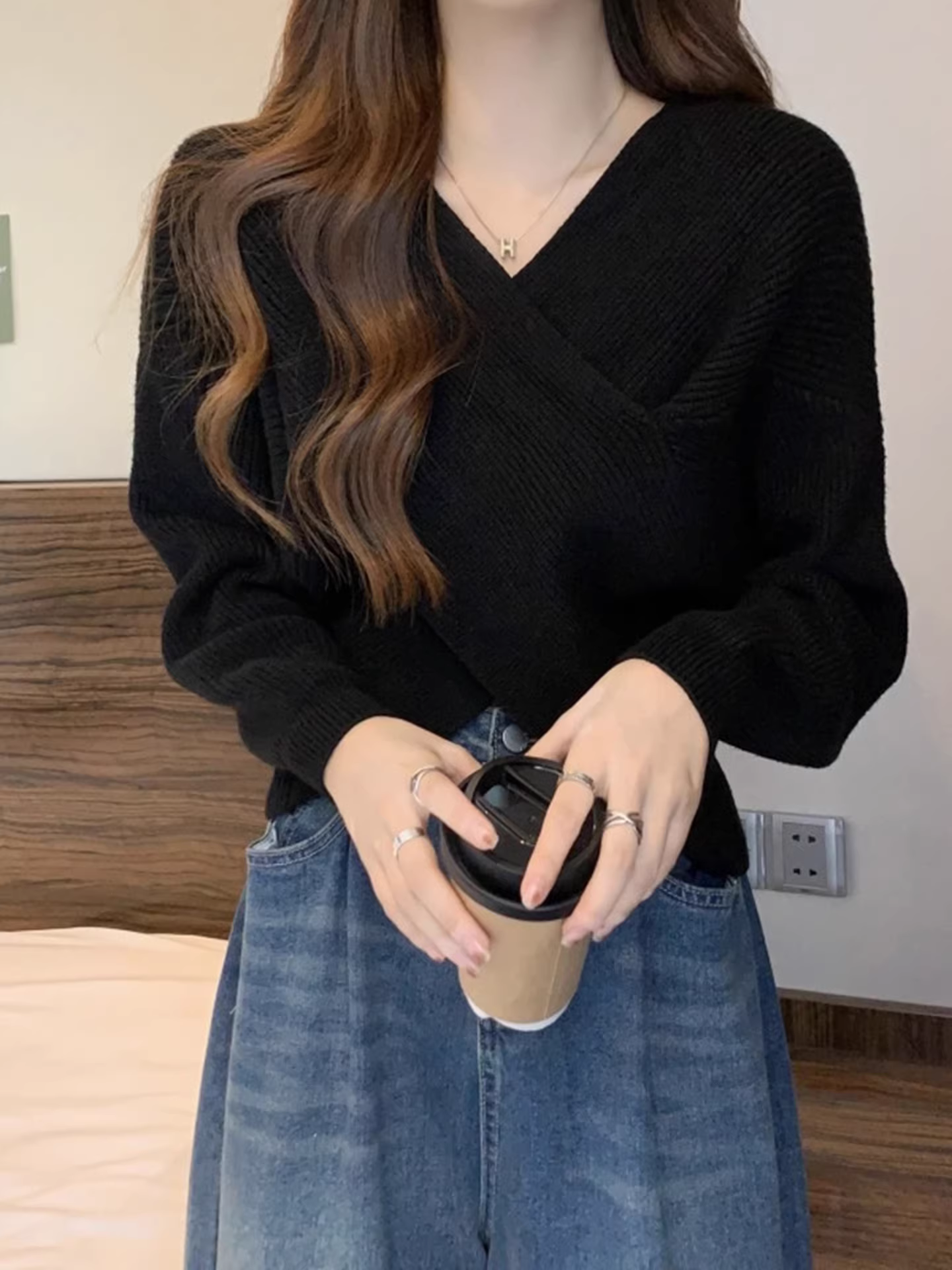 Áo len dệt kim trắng La Chapelle dành cho nữ, mẫu mới thu đông 2025, kiểu ôm sát, mặc lót bên trong.