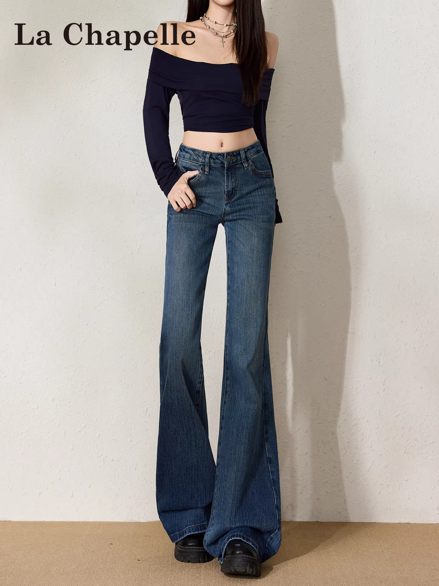 Quần jean nữ La Chapelle màu xanh đậm, cạp cao, dáng loe, kiểu mới thu đông 2025, không bó sát chân, quần chuông tôn dáng.