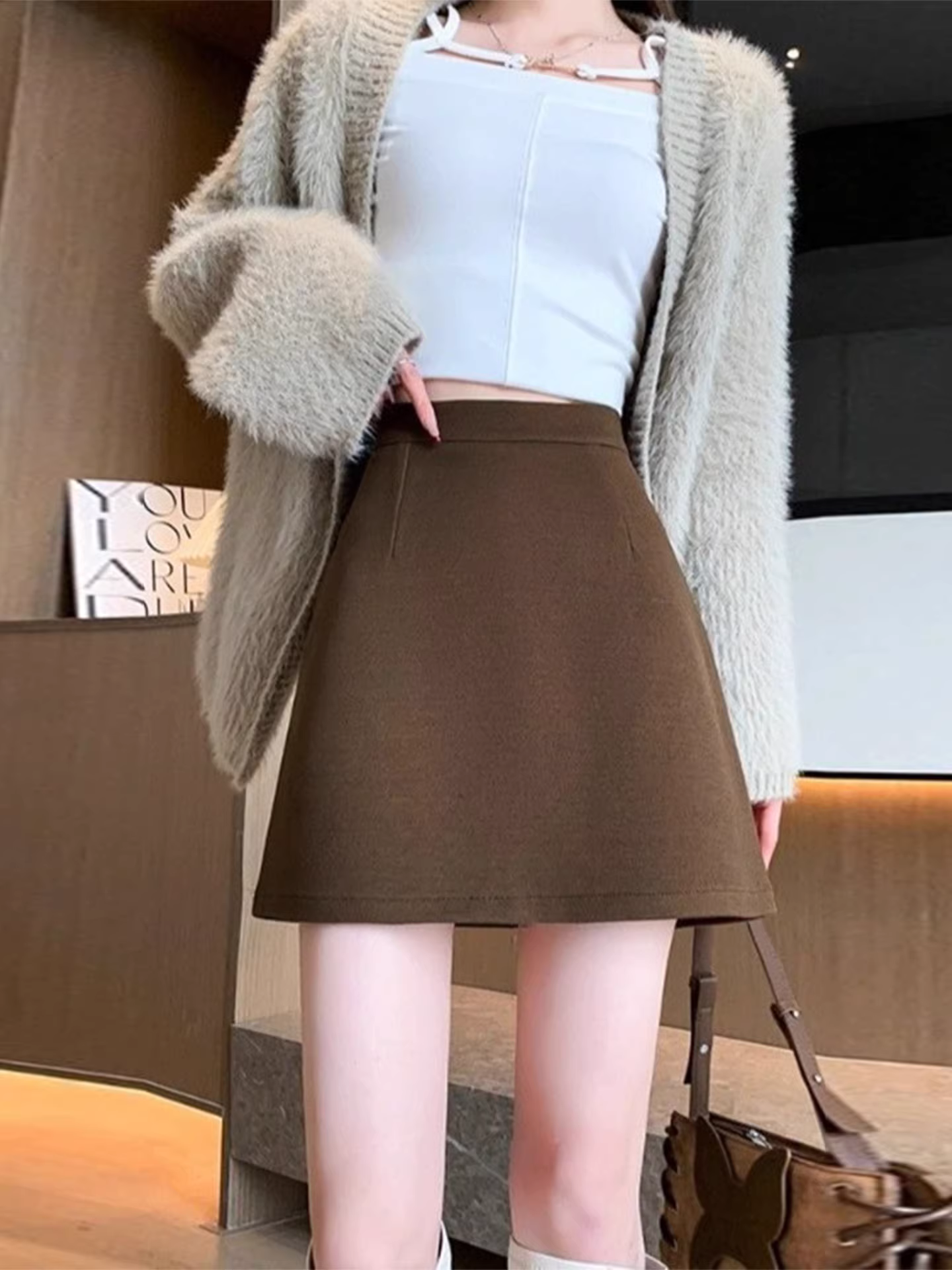 Váy len đen La Chapelle dành cho nữ 2025, kiểu dáng mới thu đông, dáng nhỏ nhắn, cạp cao, ôm sát, kiểu bút chì