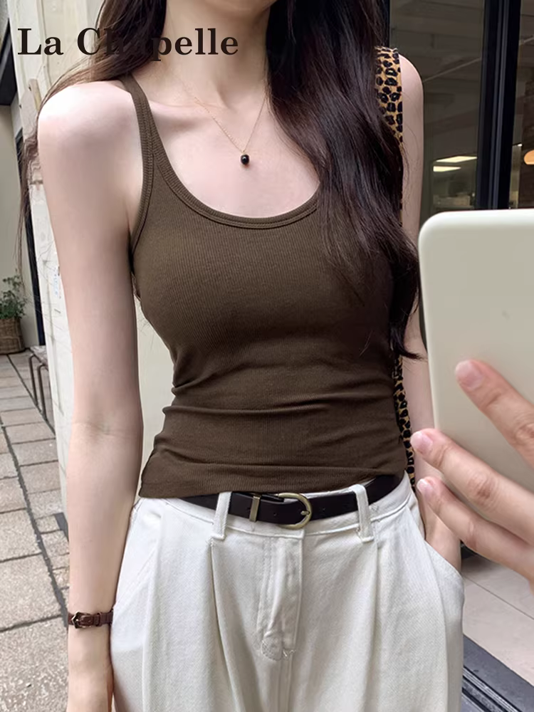 Áo camisole nữ màu cà phê La Chapelle, kiểu dáng mới mùa thu 2025, có mút ngực, thích hợp mặc lớp hoặc mặc đơn.