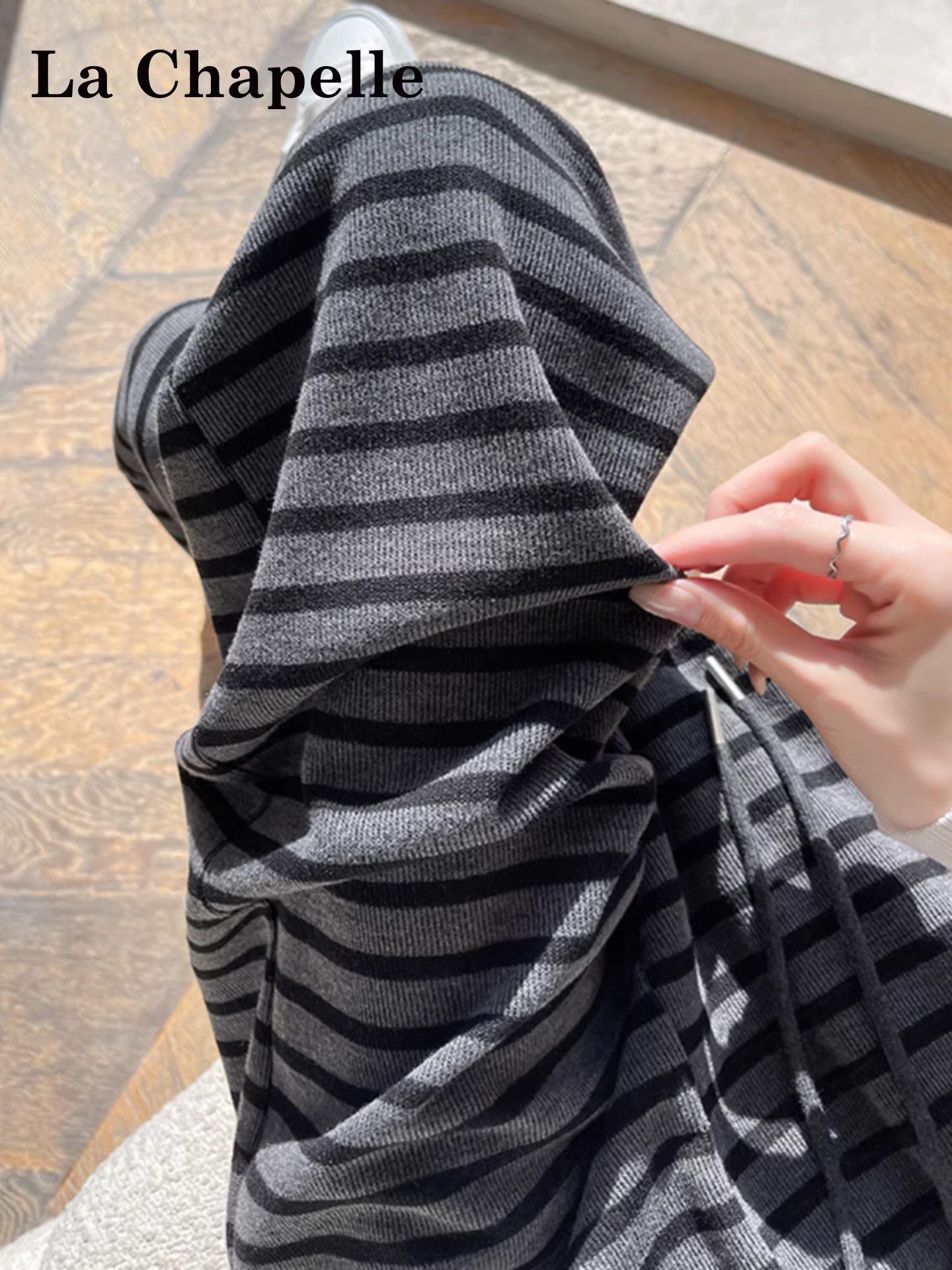 Quần ống rộng kẻ sọc đen La Chapelle dành cho nữ, thu đông 2025, kiểu dáng mới, cạp cao, chất liệu mềm mại, dáng thẳng.
