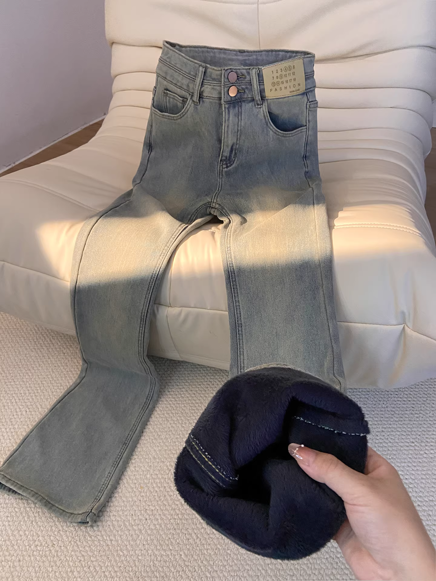 Quần jeans nữ La Chapelle màu xanh đậm, dáng loe, dày dặn, kiểu dáng ôm sát, xu hướng thu đông 2025.