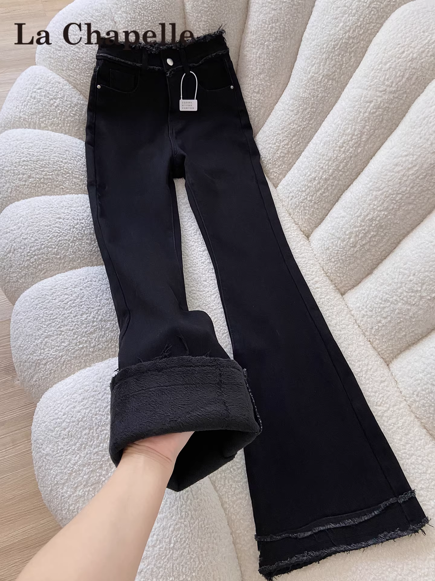 Quần jean nữ La Chapelle lót lông cừu đen, dáng loe, mùa thu đông 2025, cạp cao, ống chuông, viền xù