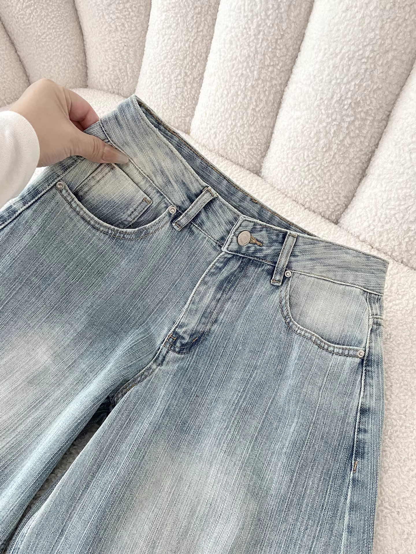 Quần jeans ống rộng màu sáng La Chapelle dành cho nữ, kiểu dáng mới thu đông 2025, cạp cao, dài chạm sàn, xếp ly thẳng.