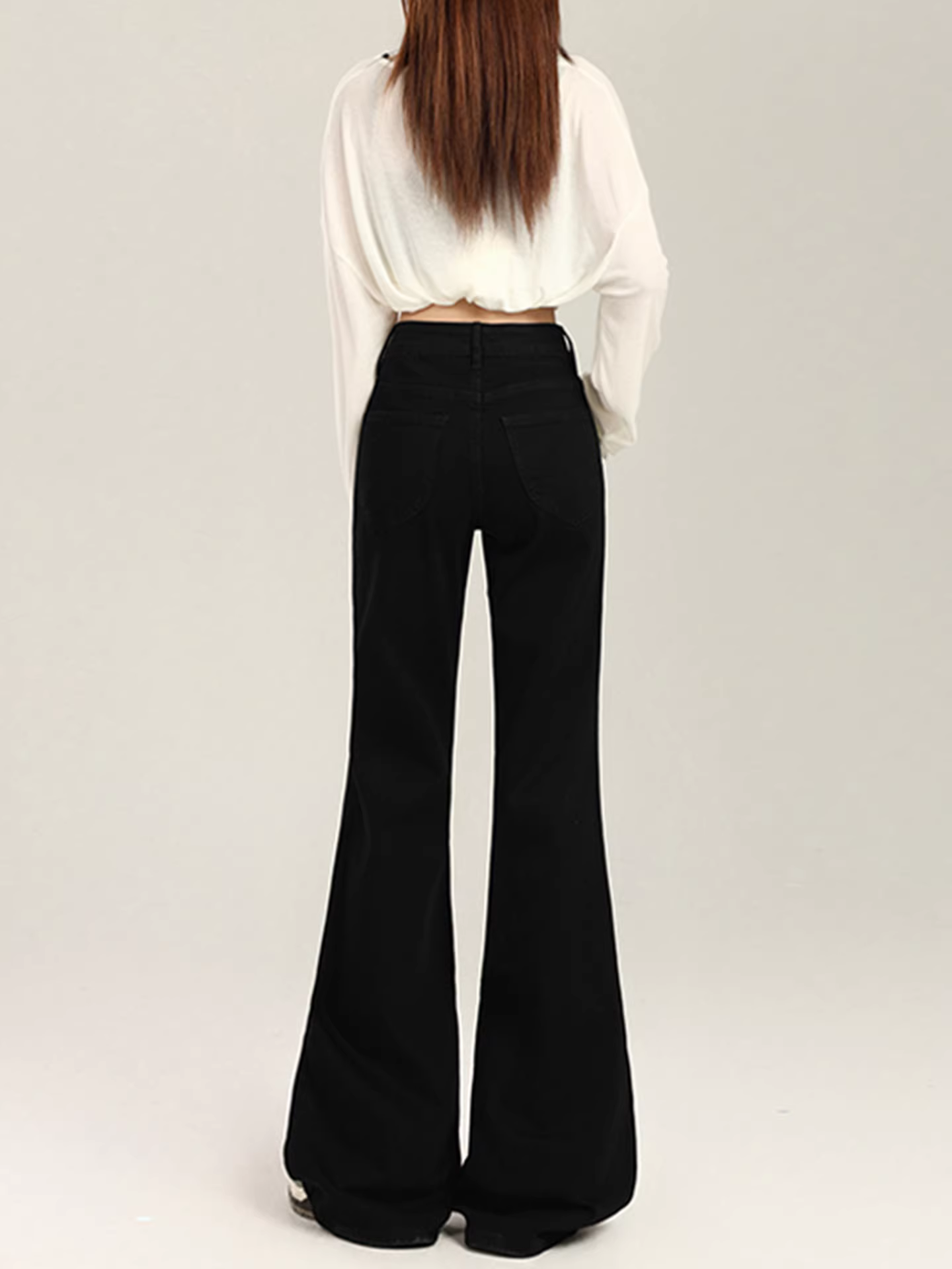 Quần jean đen La Chapelle dáng loe dành cho nữ, kiểu mới thu đông 2025, cạp cao, tôn dáng, không bó sát.