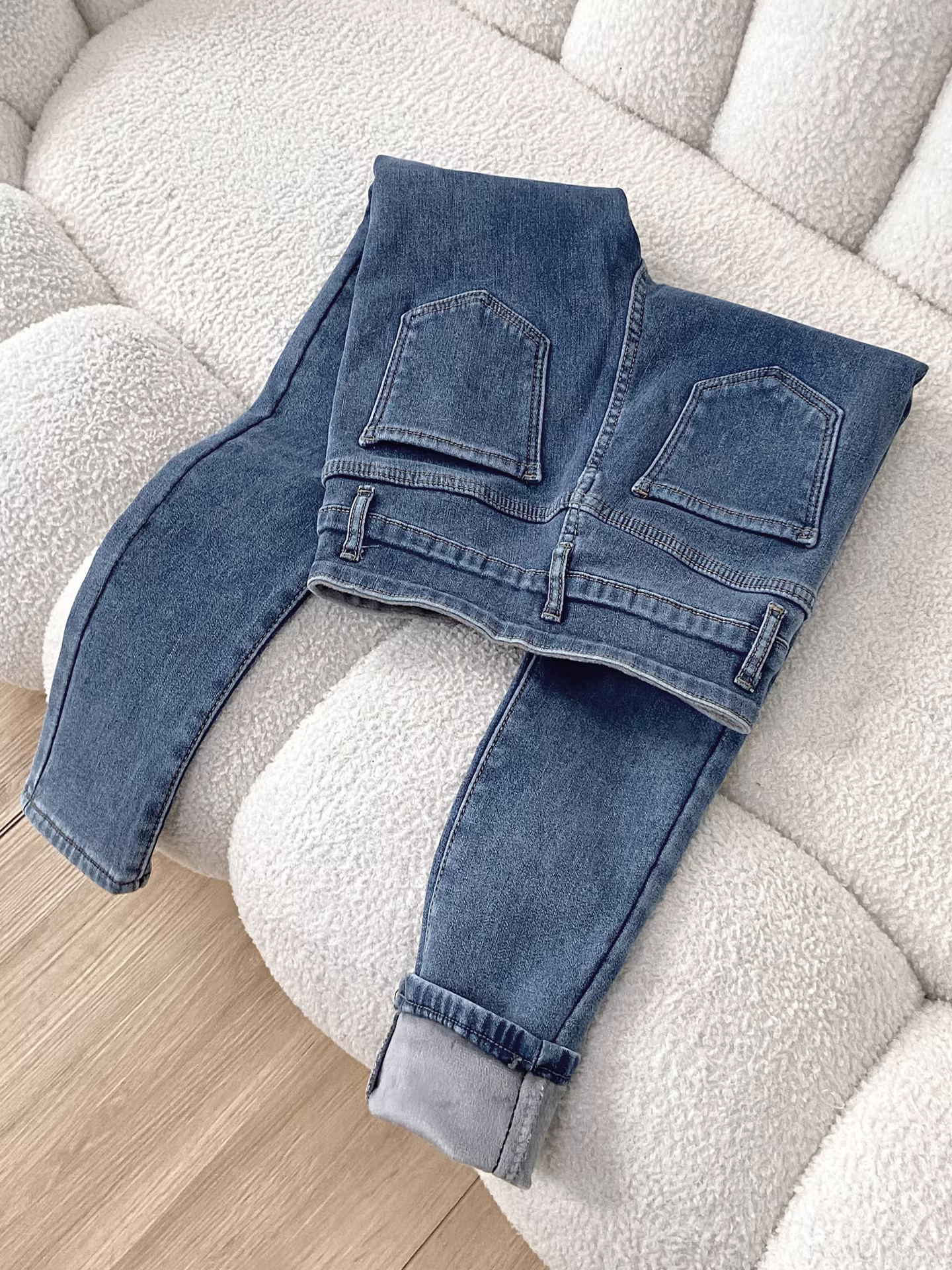 Quần jeans nữ La Chapelle kiểu dáng ôm sát, lót lông dày dặn, chất liệu retro, mùa thu đông 2025, cạp cao, dáng bút chì.