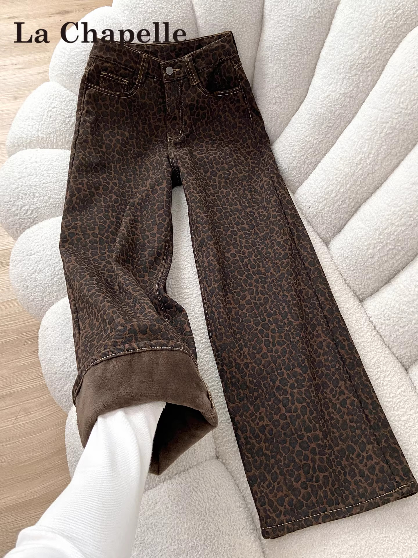 Quần jeans ống rộng dày dặn lót lông màu cà phê La Chapelle dành cho nữ, mẫu mới thu đông 2025, kiểu dáng nhỏ nhắn, họa tiết da báo, ống thẳng