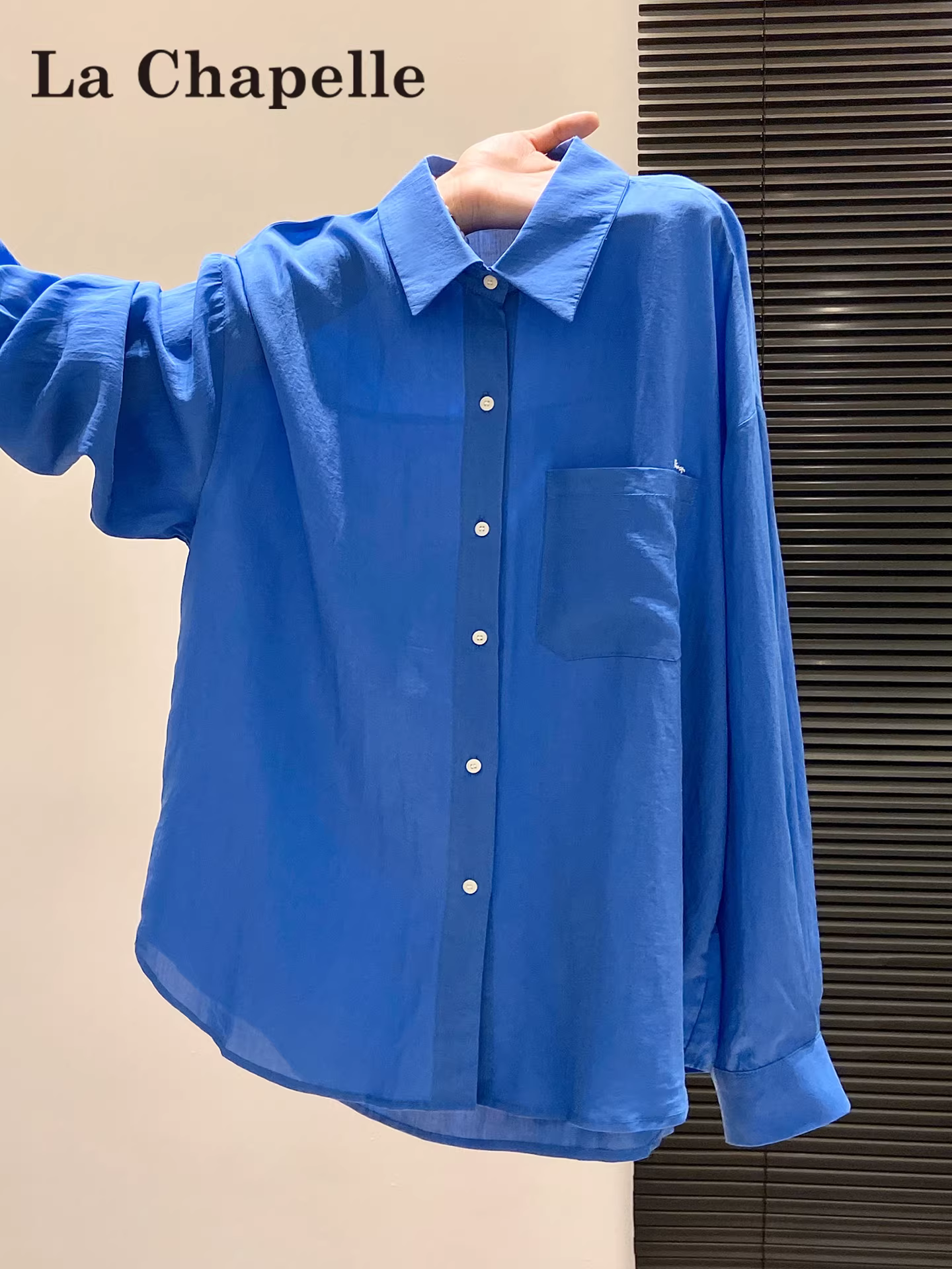 Áo sơ mi nữ tay dài kiểu dáng lười biếng màu xanh La Chapelle, thiết kế nút mới mùa thu đông 2025