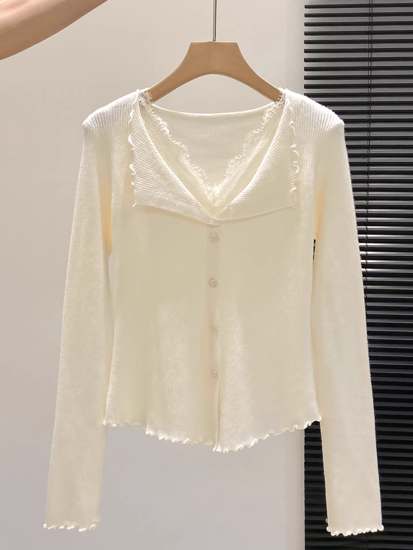 Áo len dệt kim dài tay màu vàng La Chapelle kiểu dáng thanh lịch dành cho nữ, mẫu mới thu đông 2025, kiểu dáng ôm sát.