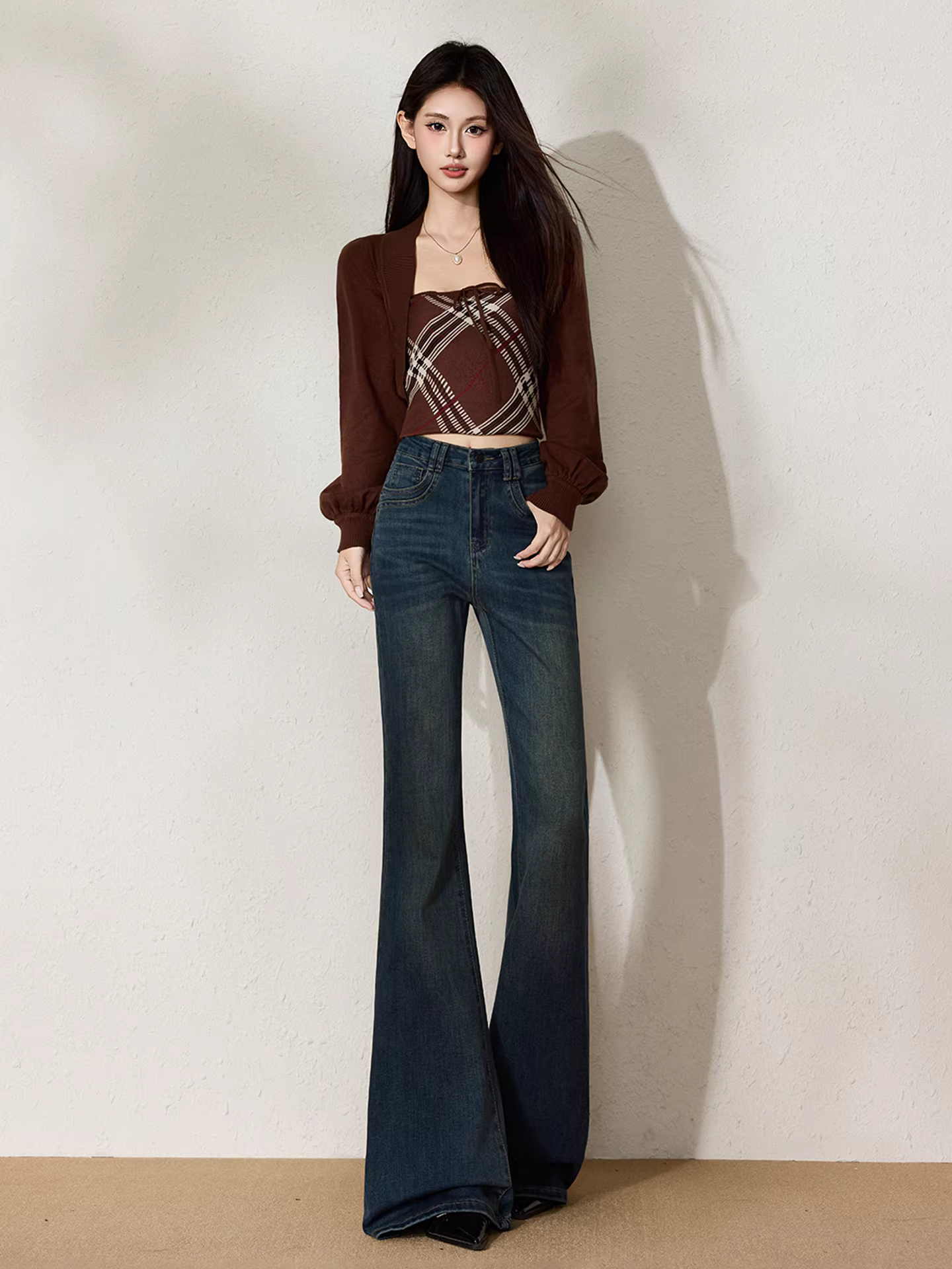 Quần jeans ống loe lót lông cừu La Chapelle dành cho nữ, mẫu mới thu đông 2025, cạp cao, ôm dáng, không bó sát.