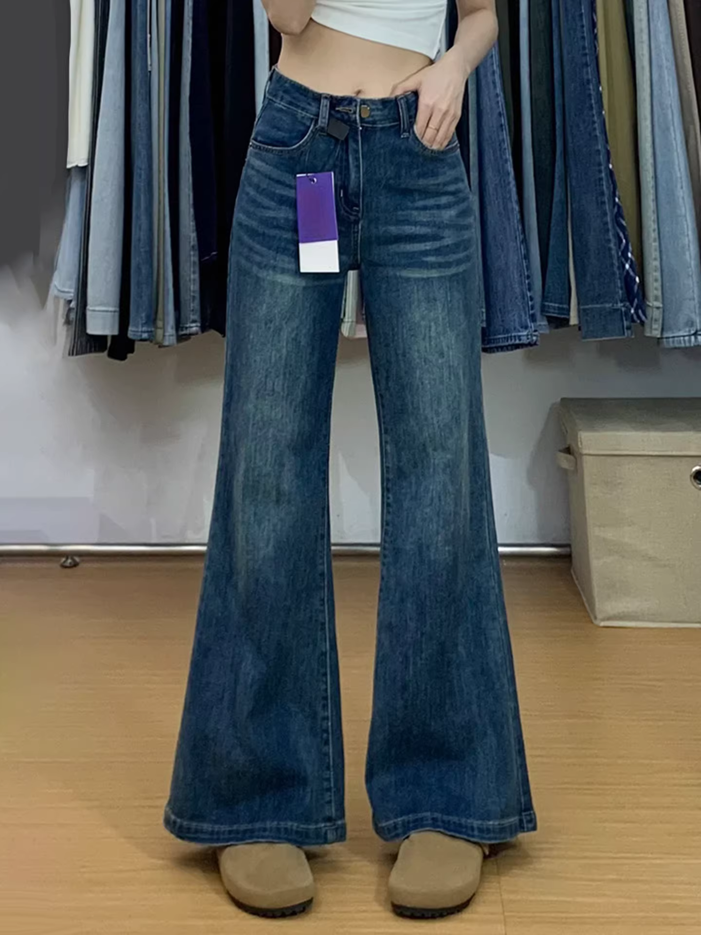 Quần jean nữ La Chapelle lót lông dày, kiểu dáng loe, mẫu mới thu đông 2025, không bó sát, kiểu dáng ống loe.