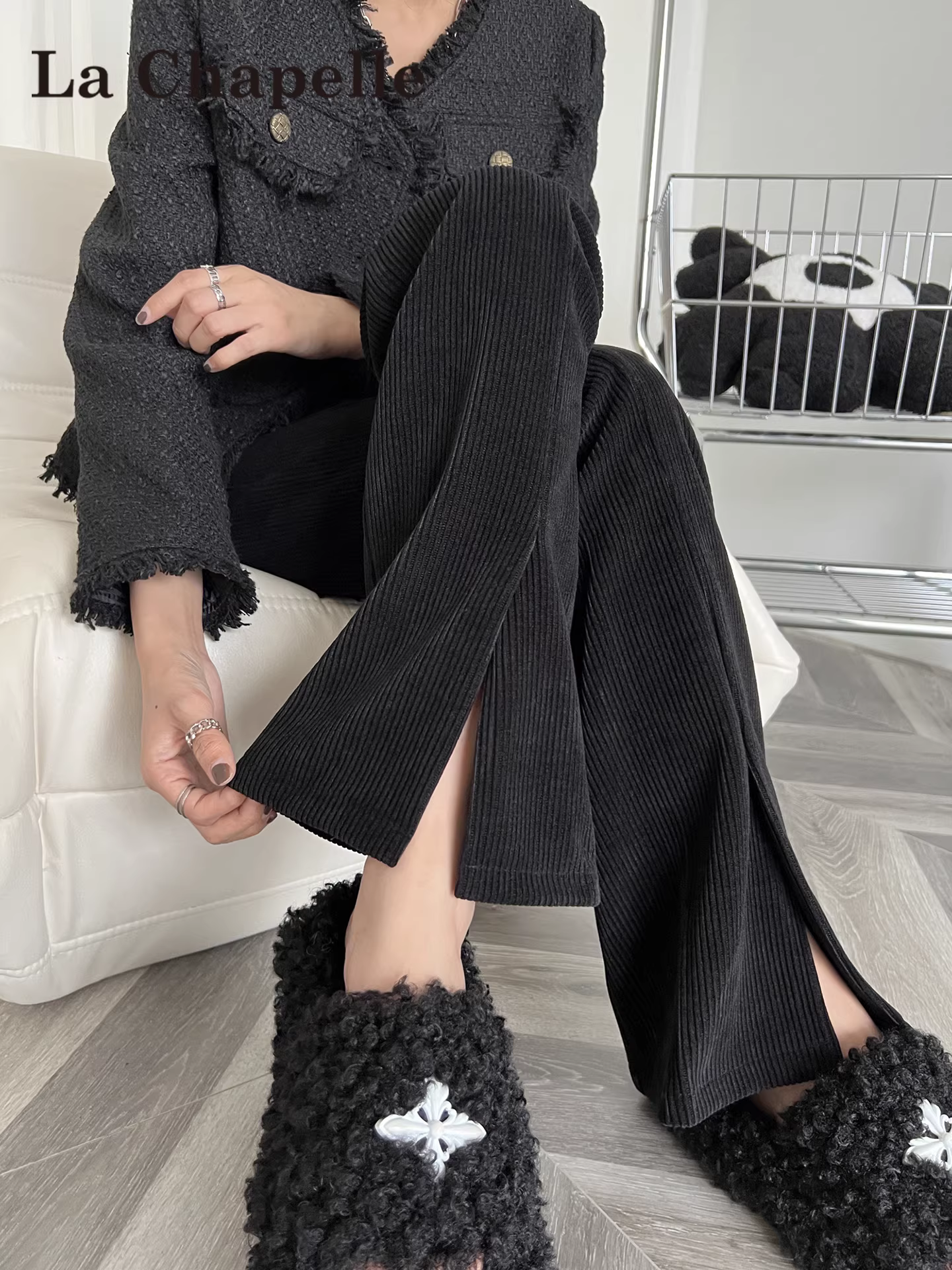 Quần ống loe dày lót lông cừu đen La Chapelle dành cho nữ, mẫu mới thu đông 2025, chất liệu nhung tăm xẻ tà