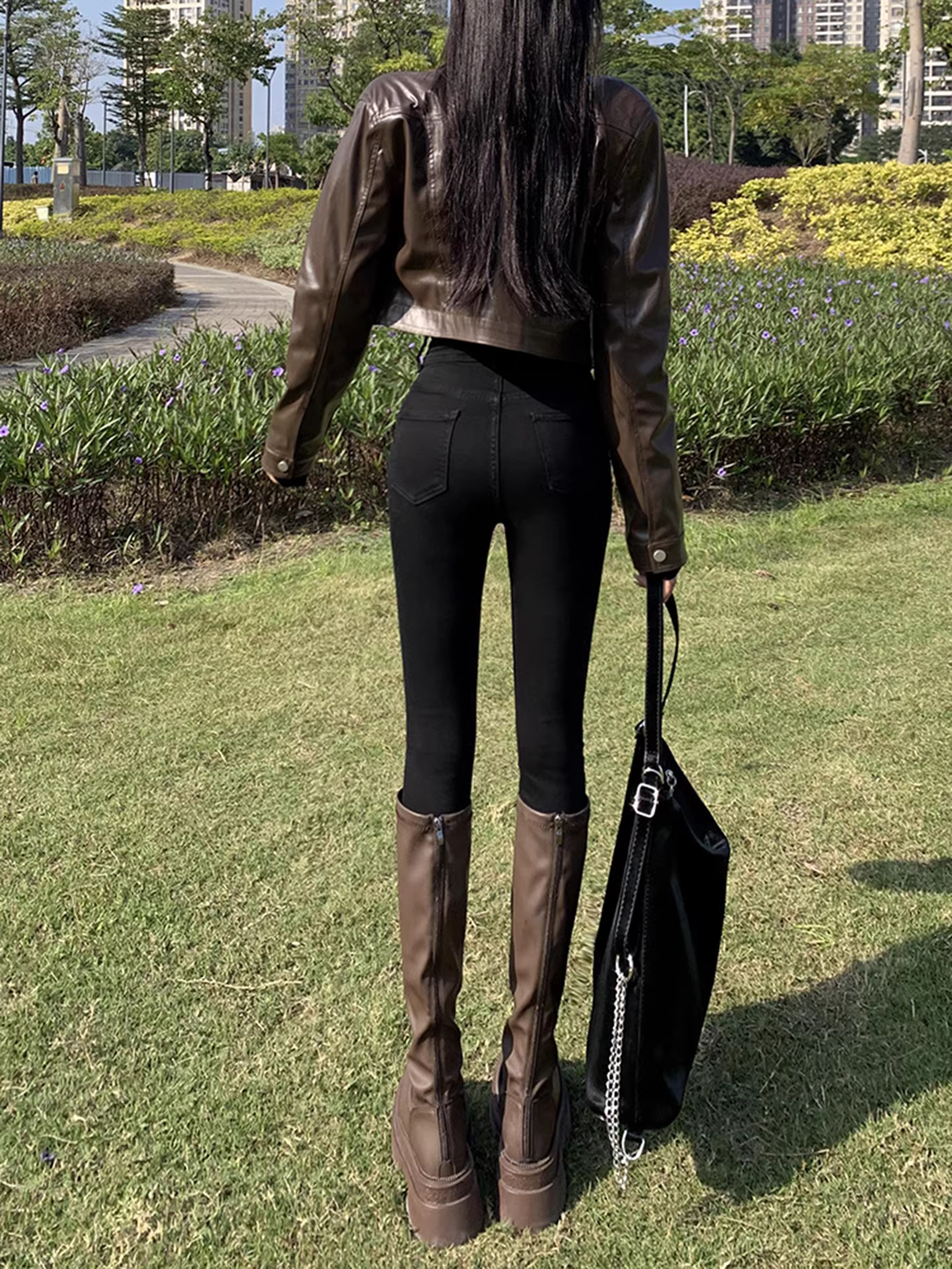 Quần jeans nữ La Chapelle chất liệu nỉ đen dày dặn, kiểu dáng ôm sát, mảnh mai, mùa thu đông 2025.