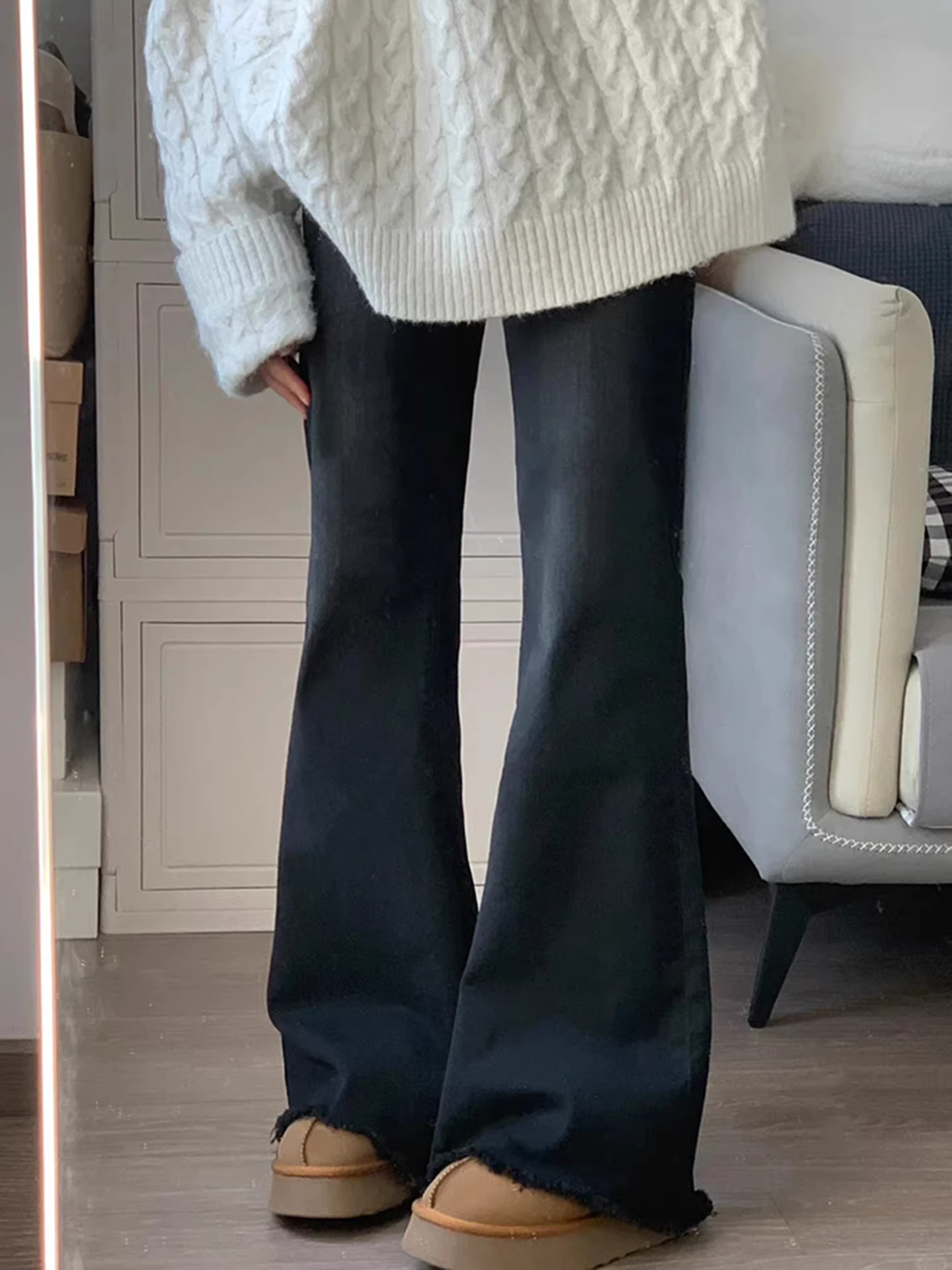 Quần jean nữ La Chapelle viền xù đen, kiểu dáng mới thu đông 2025, ôm dáng, cạp cao, quần chuông lót lông.