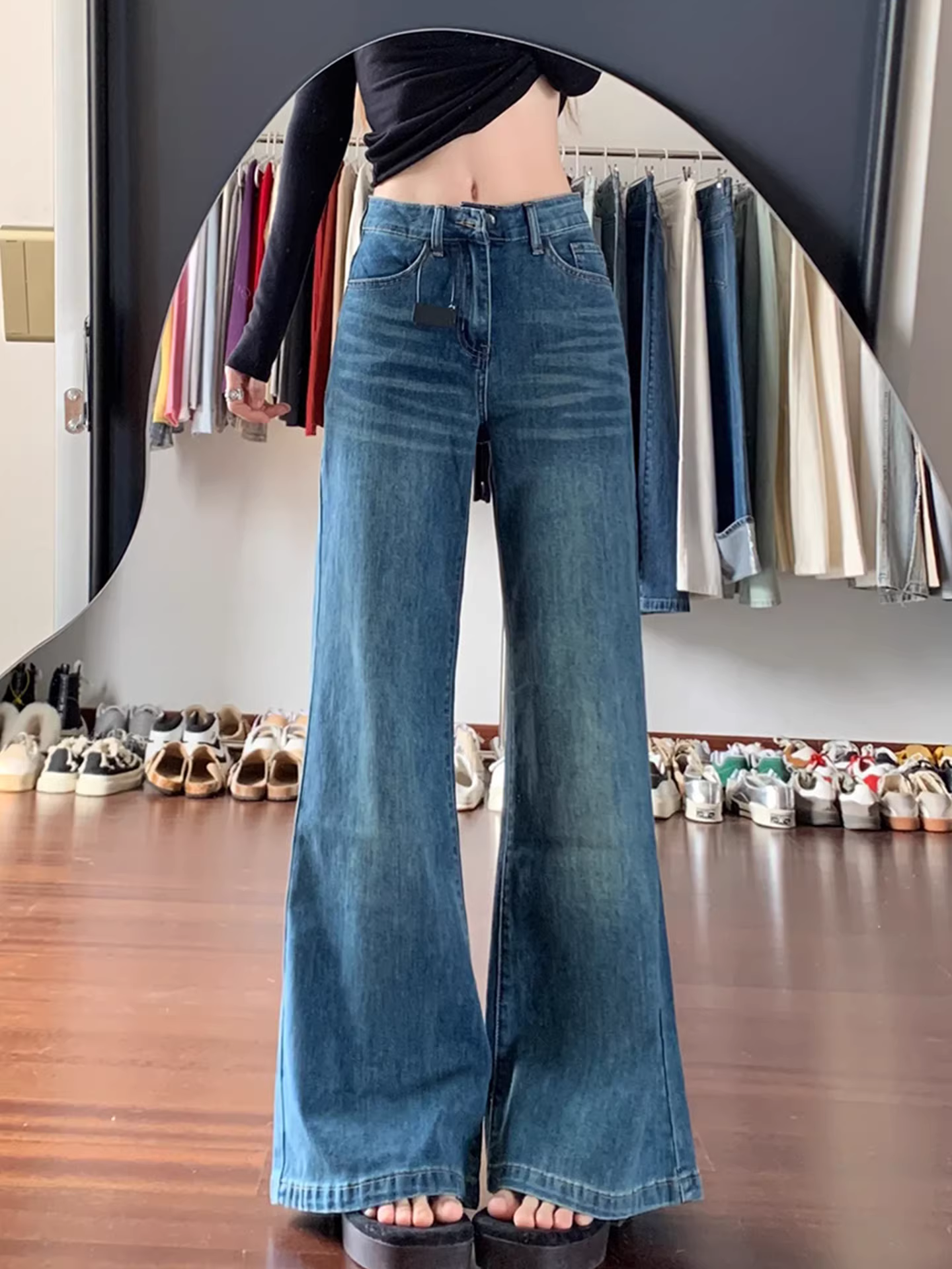 Quần jean nữ La Chapelle màu xanh retro, cạp cao, dáng loe, kiểu mới thu đông 2025, lót lông cừu, ôm dáng, chất liệu co giãn.