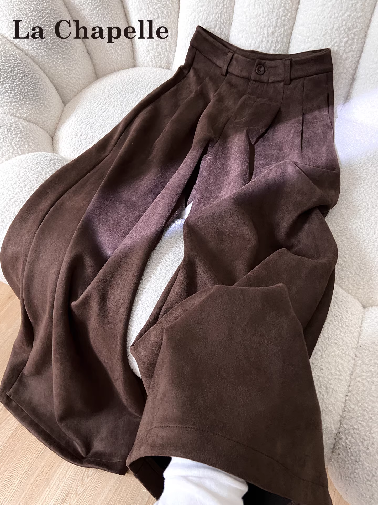 Quần âu nữ La Chapelle chất liệu da lộn màu cà phê, dáng rộng, xu hướng thu đông 2025, cạp cao, dáng thẳng, size nhỏ nhắn