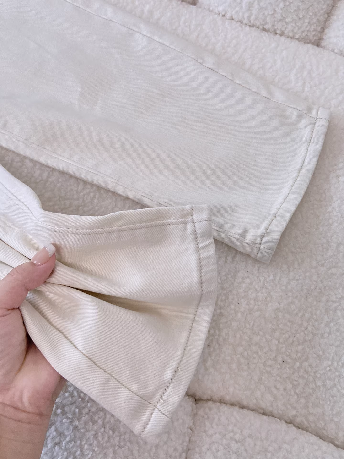 Quần jeans trắng dáng rộng ống suông La Chapelle dành cho nữ, mẫu mới thu đông 2025, cạp cao, dáng ôm.