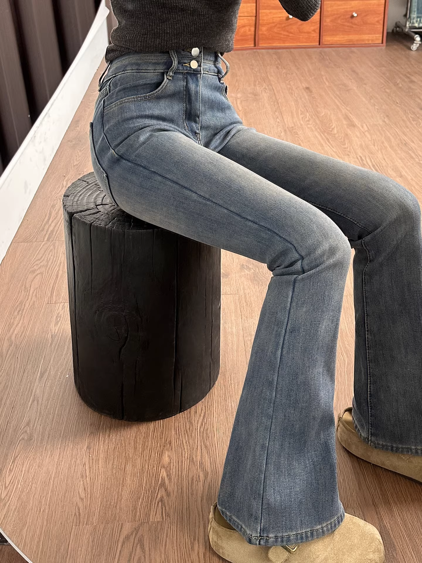 Quần jean nữ La Chapelle dáng loe, lót lông cừu, dày dặn, hai khuy, kiểu dáng ôm dáng tôn dáng, mùa thu đông 2025