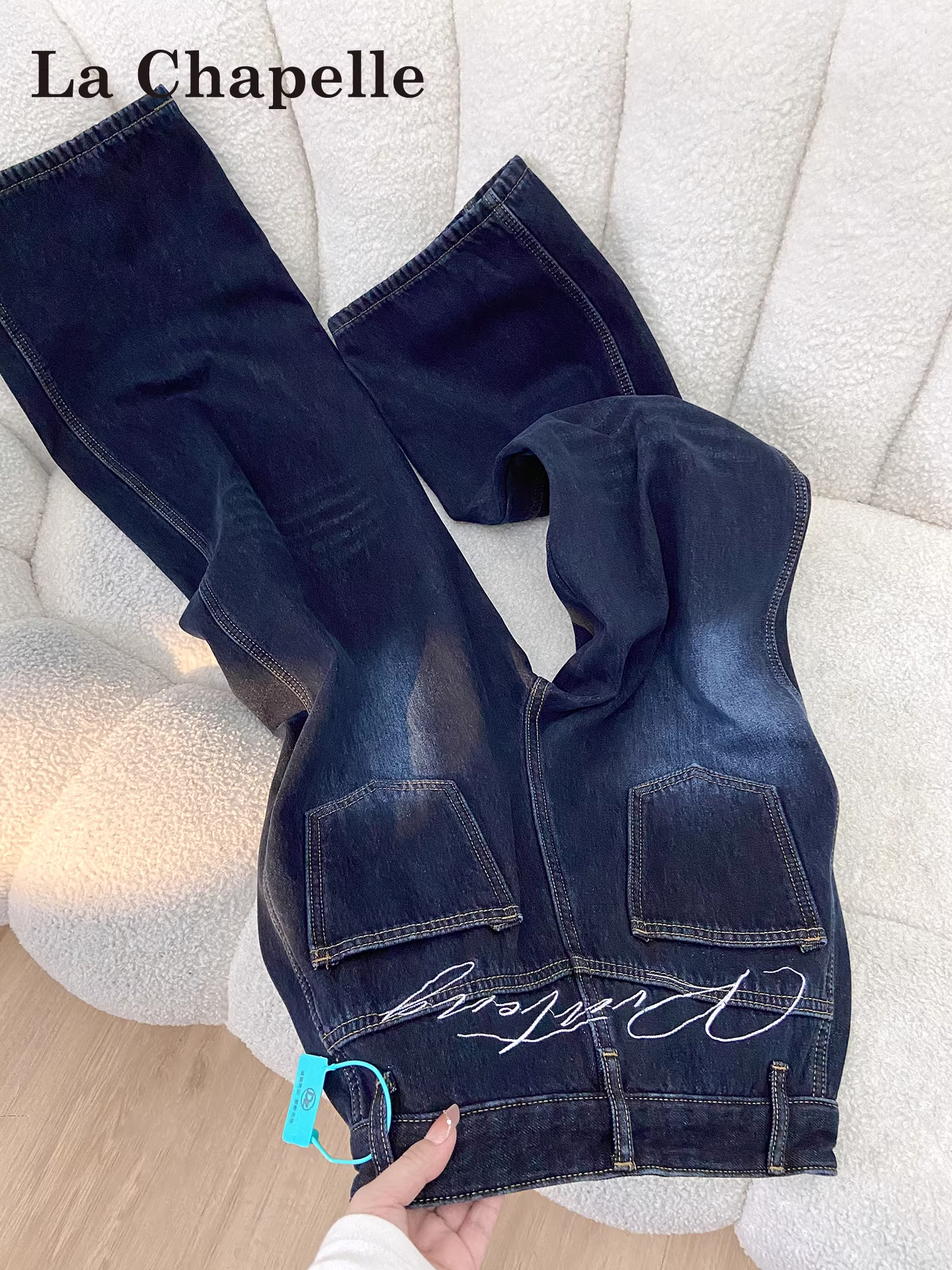 Quần jeans ống rộng lót lông dày dặn thêu họa tiết La Chapelle dành cho nữ, mẫu mới thu đông 2025, kiểu dáng thẳng ống.