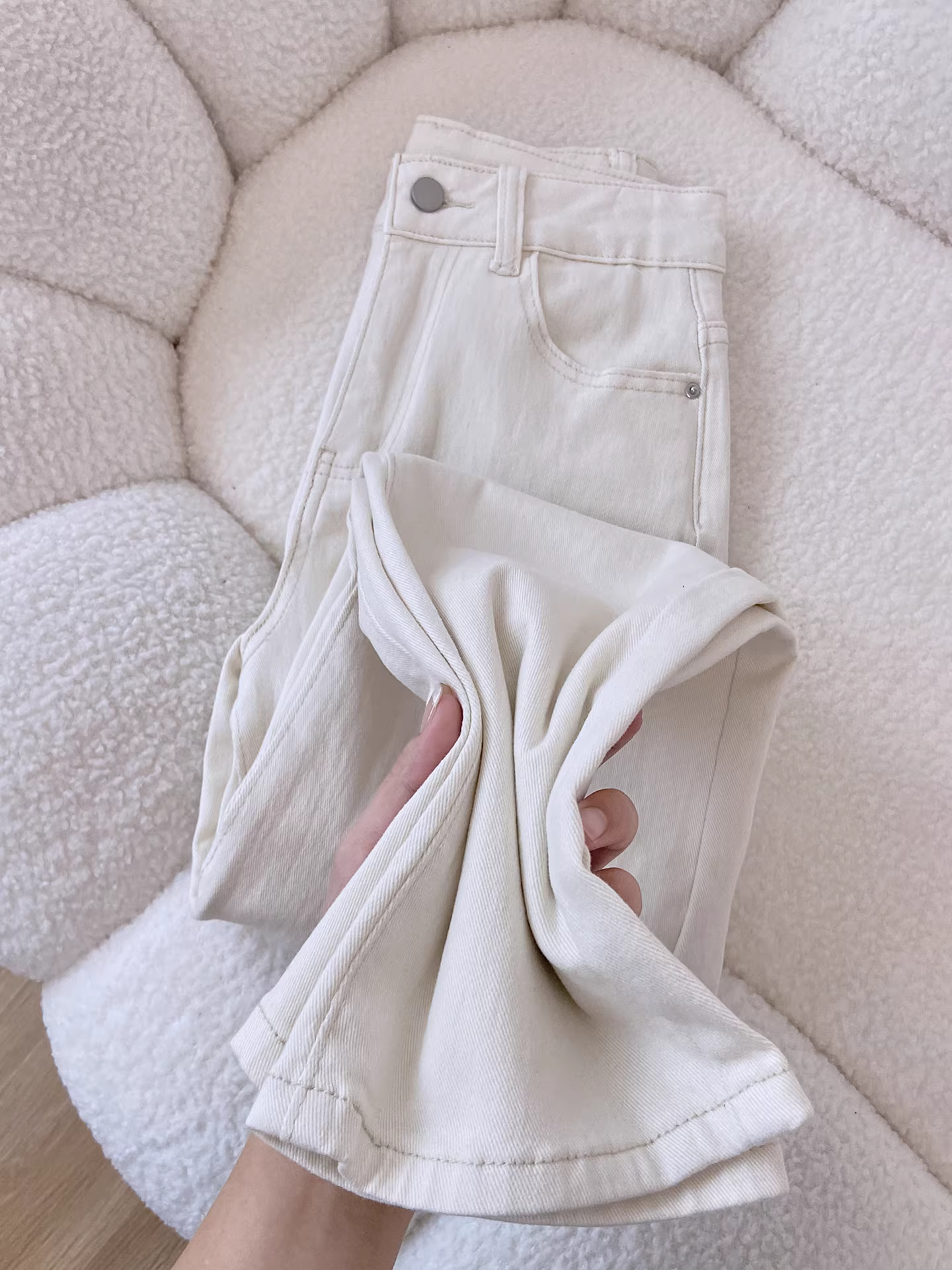 Quần jeans trắng dáng rộng ống suông La Chapelle dành cho nữ, mẫu mới thu đông 2025, cạp cao, dáng ôm.