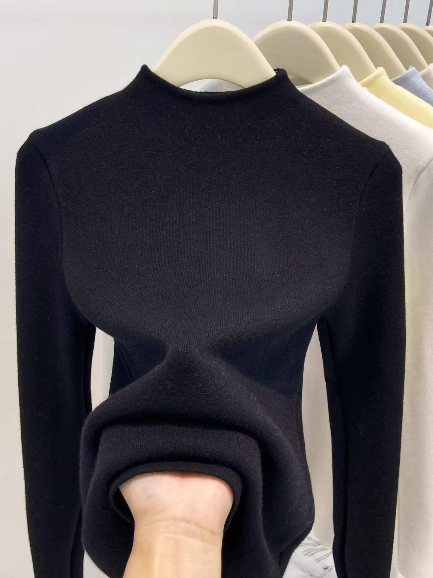 Áo len nữ La Chapelle cổ nửa cao màu đen, lớp trong, kiểu dáng nhỏ nhắn, thu đông 2025