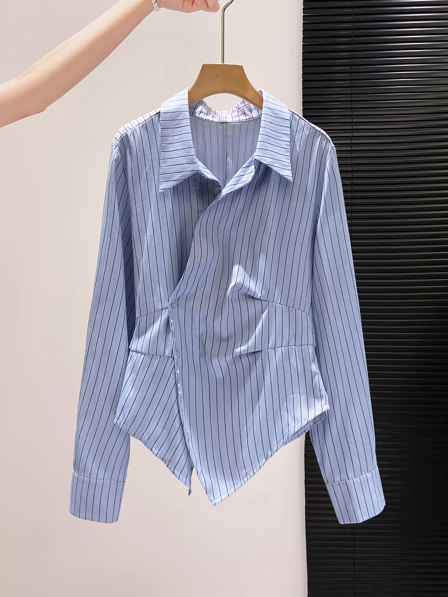 Áo sơ mi dài tay sọc xanh La Chapelle có cổ bẻ dành cho nữ, áo kiểu dáng bất đối xứng, eo thon, mẫu mới thu 2025.