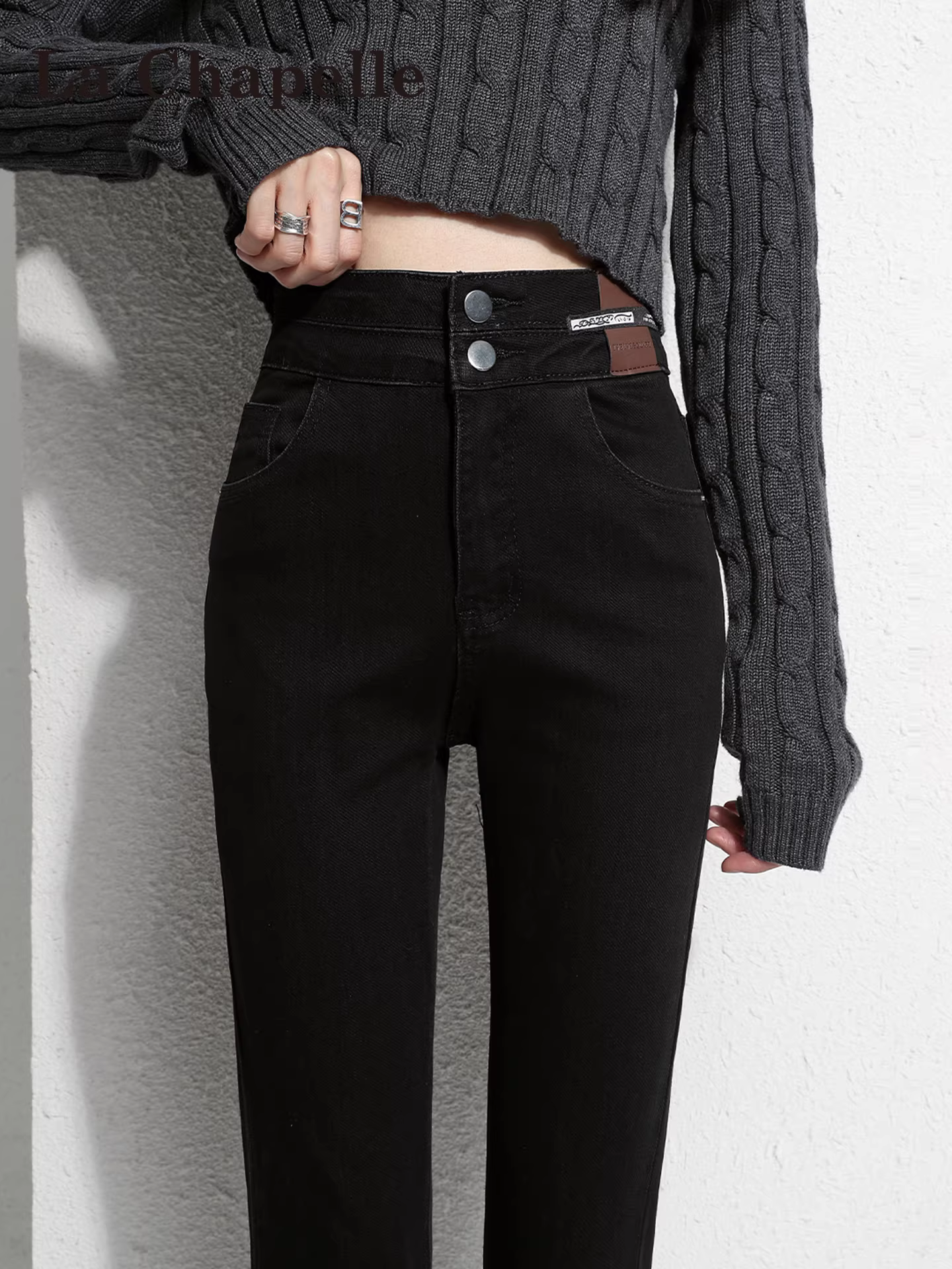 Quần jeans nữ La Chapelle chất liệu nỉ đen dày dặn, kiểu dáng ôm sát, cạp cao, mùa thu đông 2025.