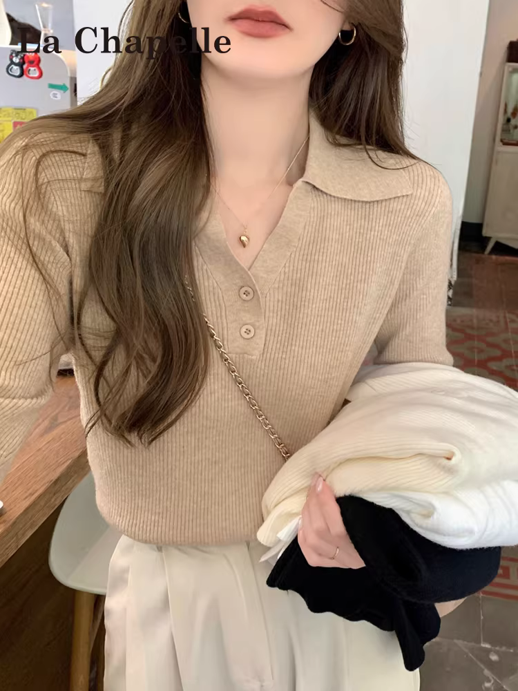 Áo len dài tay La Chapelle dành cho nữ, thu đông 2025, kiểu dáng ôm body, cổ V, chất liệu mỏng nhẹ.