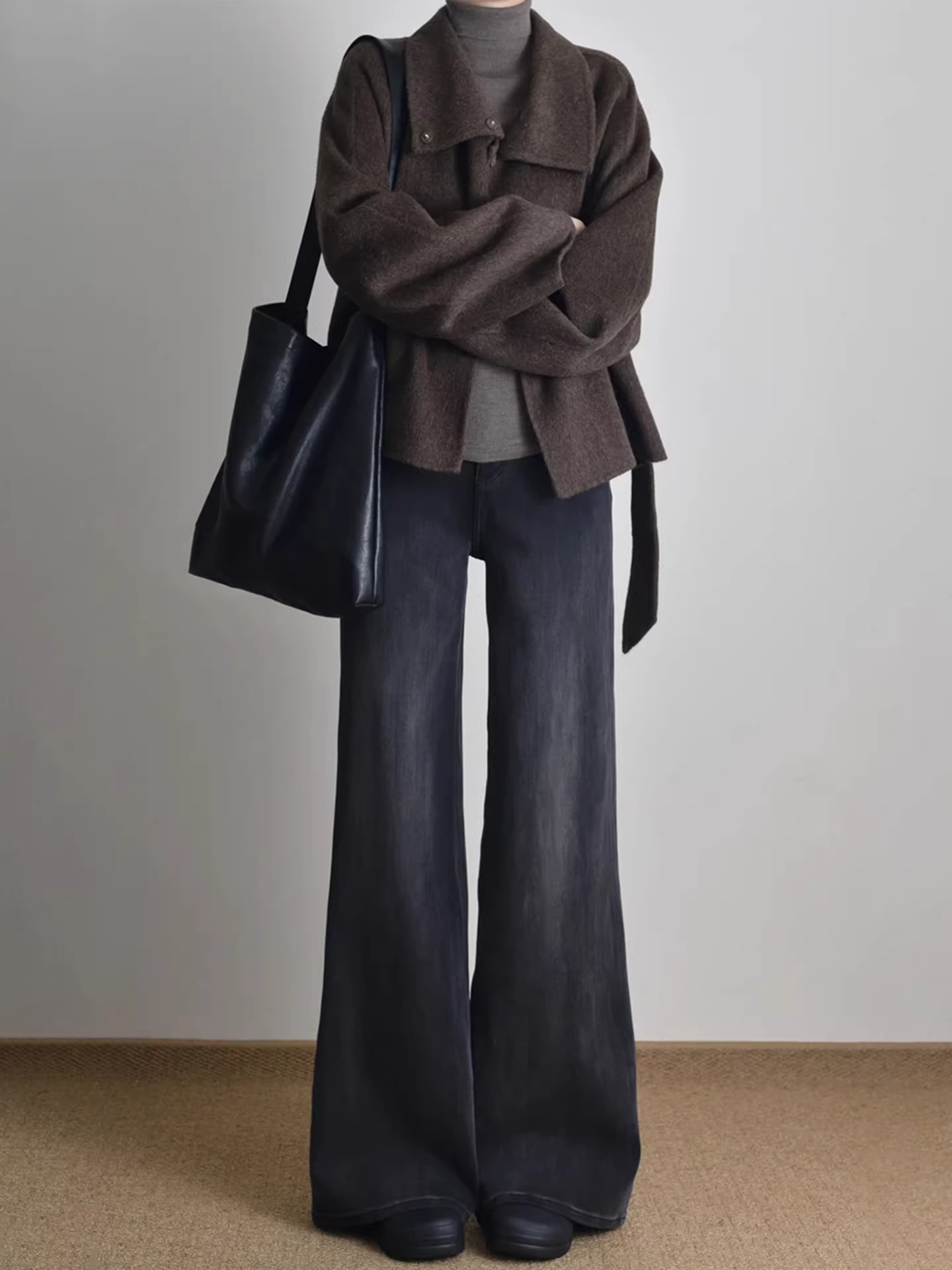 Quần jeans ống loe lót lông màu đen và xám La Chapelle dành cho nữ, mẫu mới thu đông 2025, cạp cao, tôn dáng.