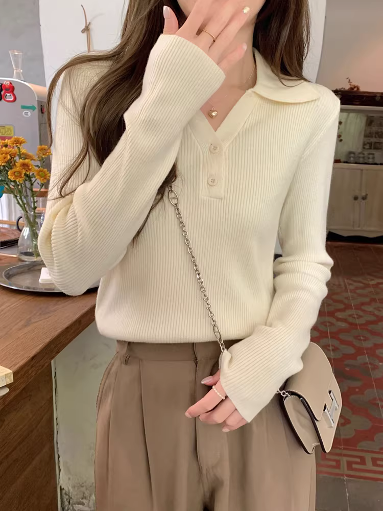 Áo len dài tay La Chapelle dành cho nữ, thu đông 2025, kiểu dáng ôm body, cổ V, chất liệu mỏng nhẹ.