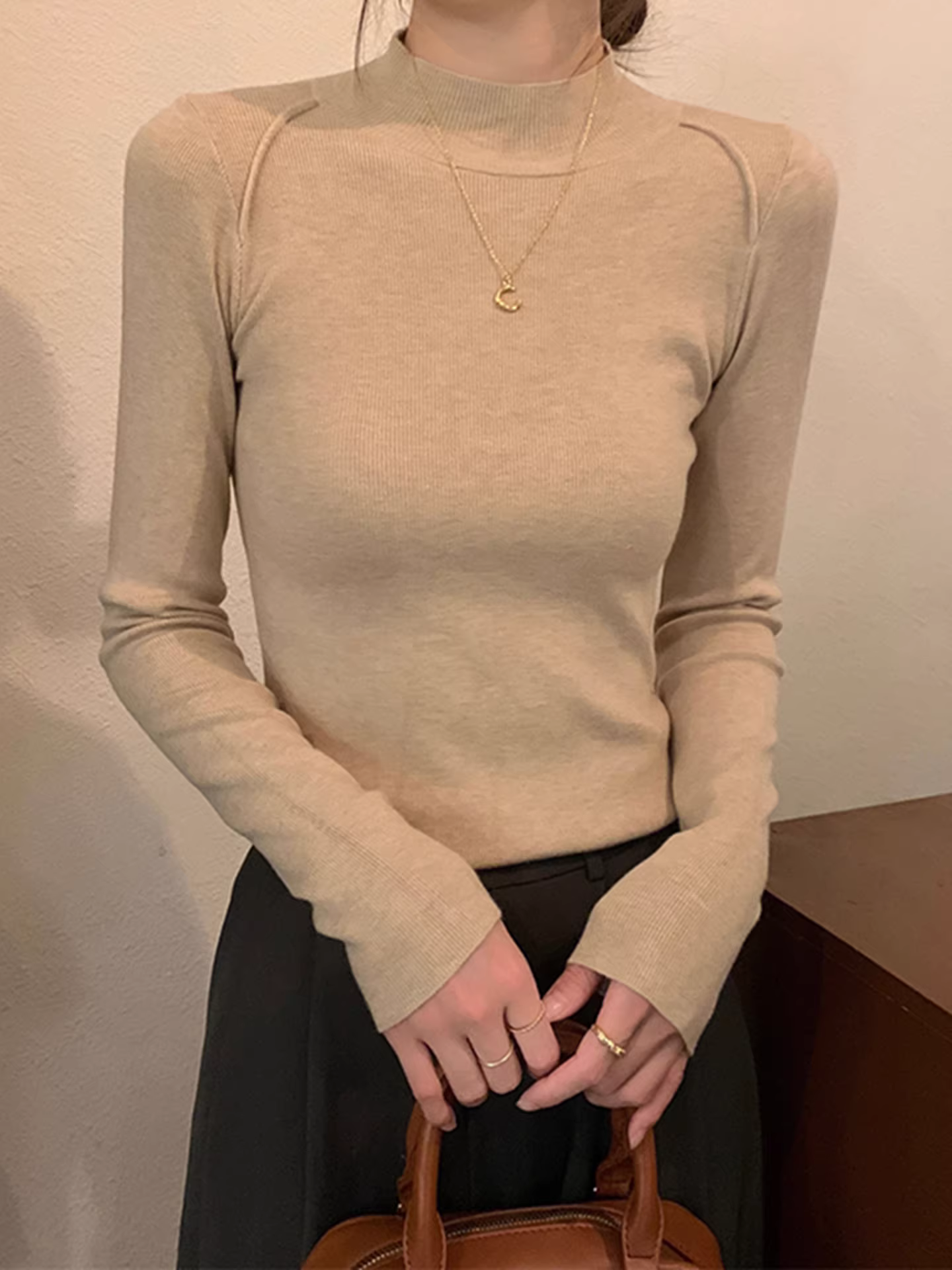 Áo len nữ cổ lọ nửa cao tay dài La Chapelle màu trắng, kiểu dáng ôm sát, chất liệu len, mẫu mới thu đông 2025.