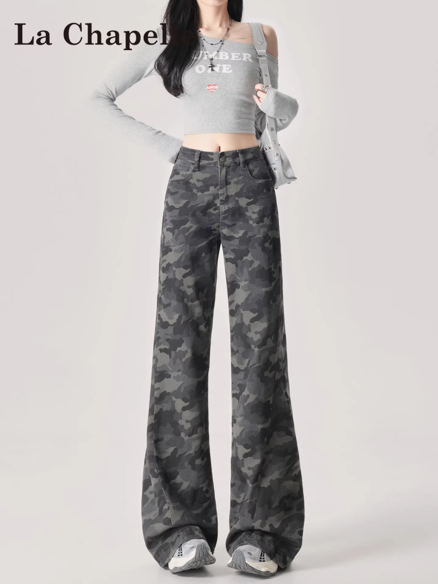 Quần jeans ống loe màu xám ngụy trang La Chapelle dành cho nữ, mẫu mới thu đông 2025, cạp cao, tôn dáng, không bó sát.