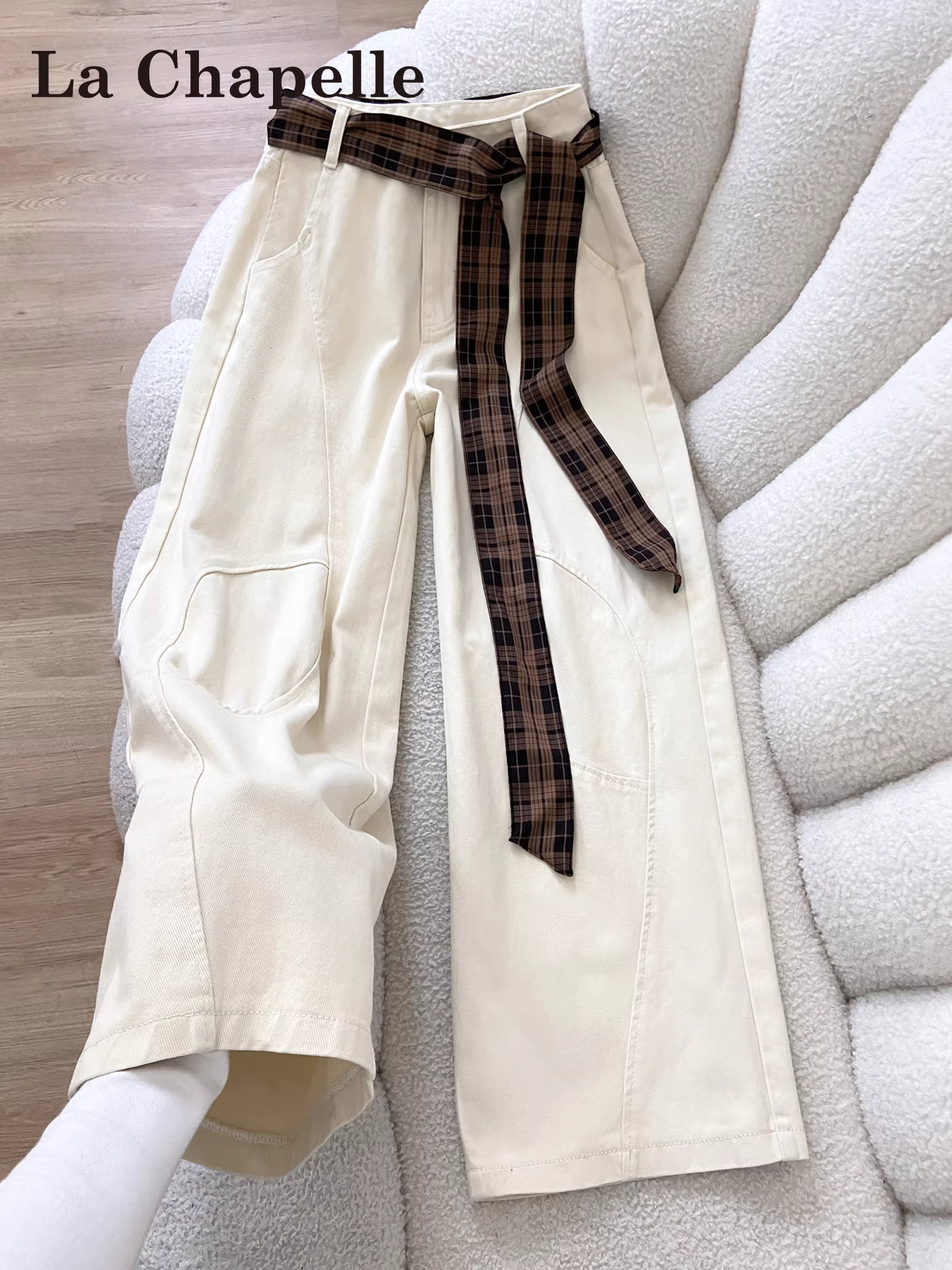 Quần jeans nữ La Chapelle kiểu Mỹ màu be, cạp cao, vạt cong, dáng rộng, chất liệu mềm mại, xu hướng thu đông 2025