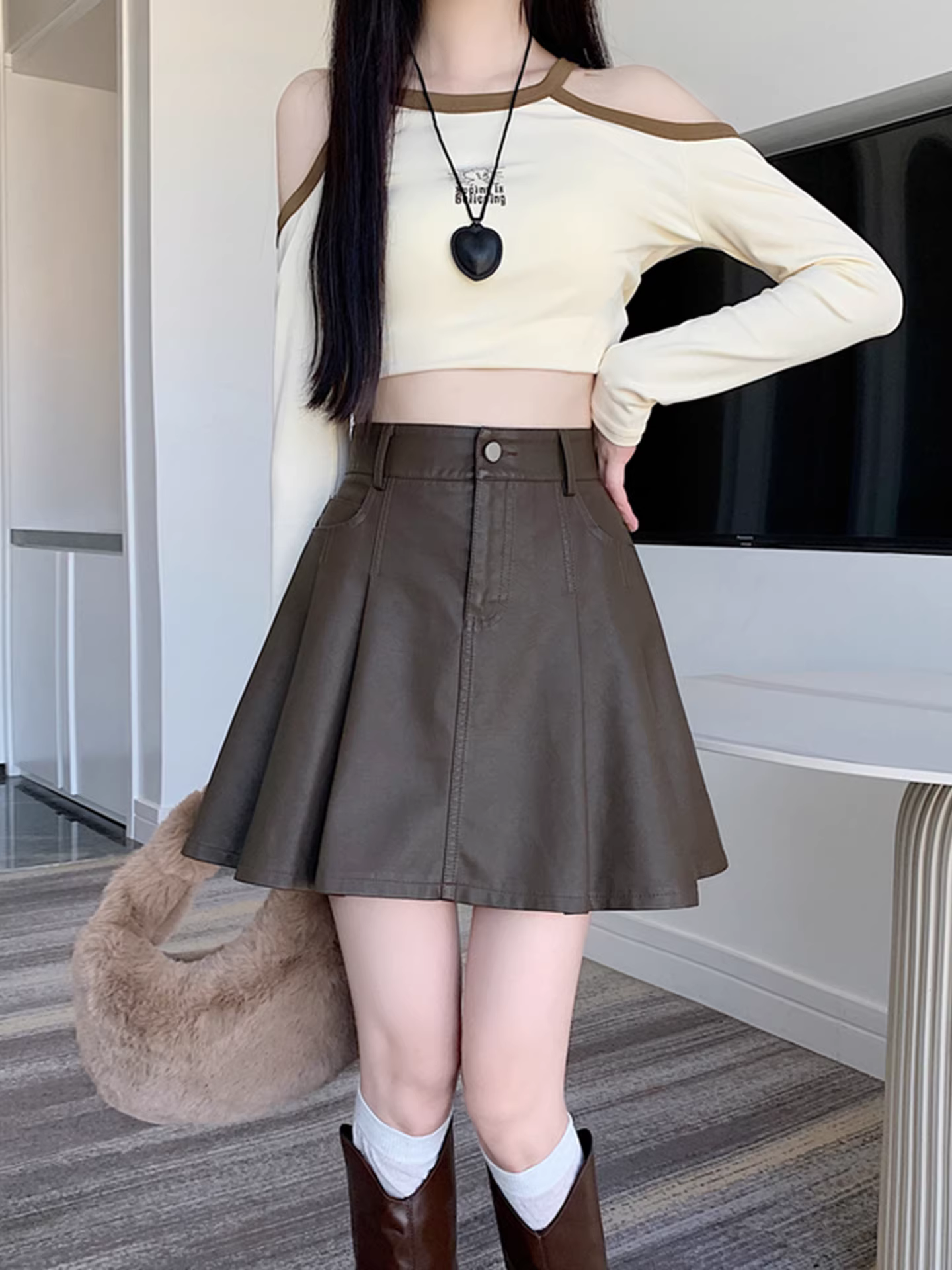 Chân váy da PU nâu La Chapelle dành cho nữ, mẫu mới thu đông 2025, xếp ly, lưng cao, dáng chữ A, ngắn