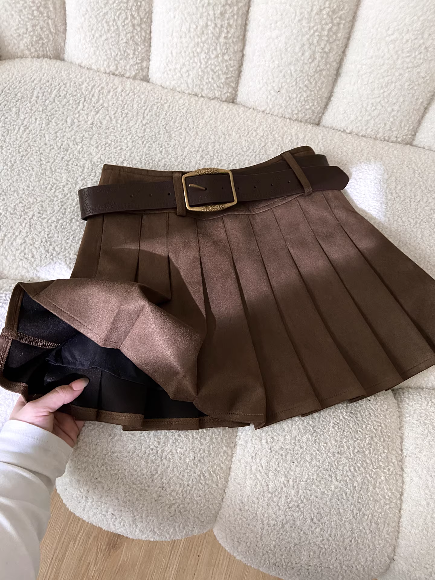 Chân váy xếp ly cao eo màu cà phê La Chapelle dành cho nữ, mẫu mới thu đông 2025, có dây lưng, kiểu dáng nhỏ nhắn, ngắn, phong cách thường ngày